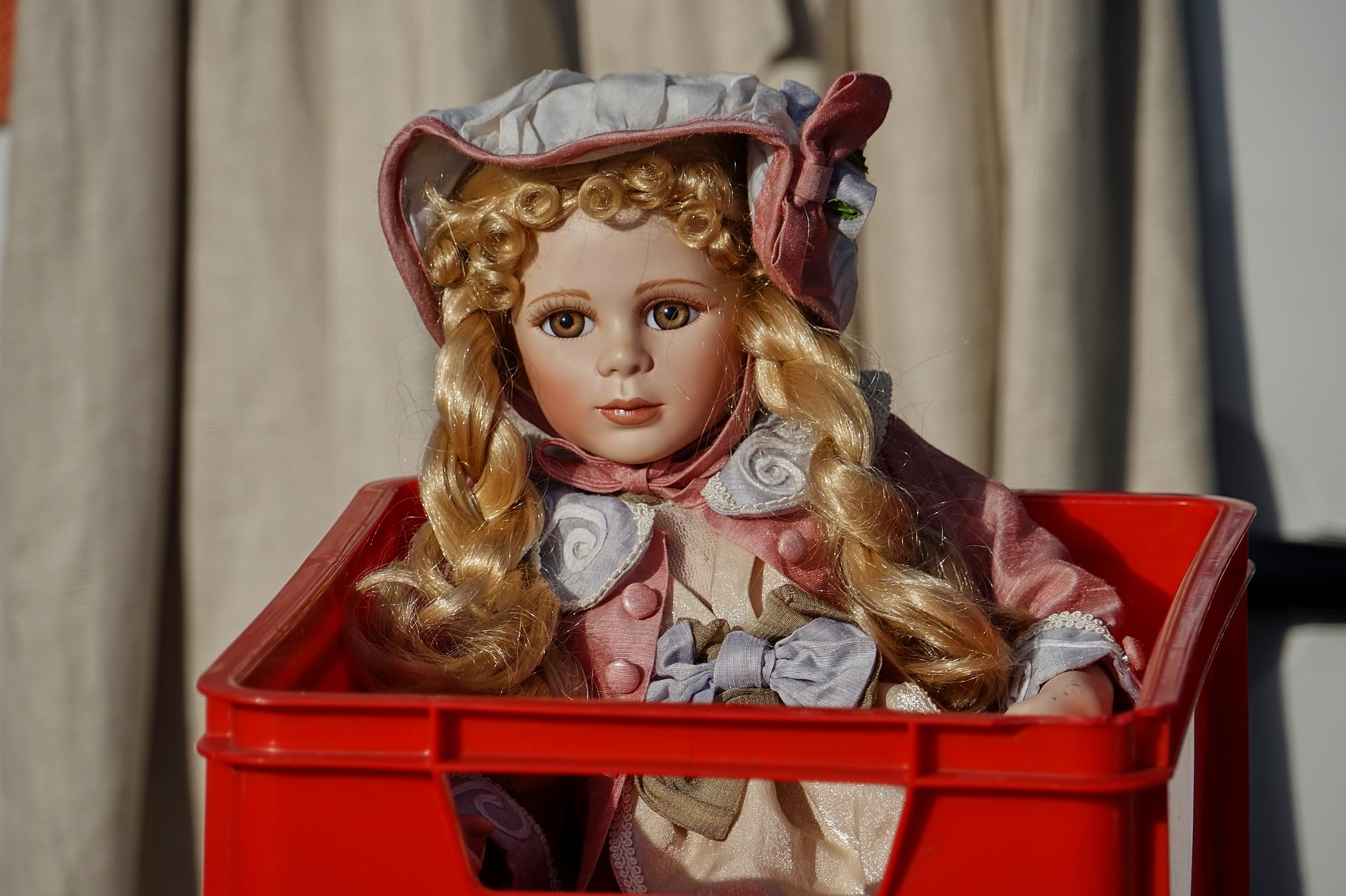 Sony a7R + Sony E 18-200mm F3.5-6.3 OSS sample photo. Doll in the box photography