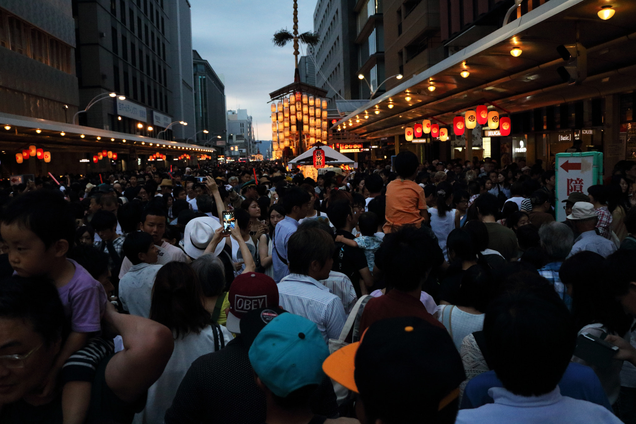 Canon EOS 760D (EOS Rebel T6s / EOS 8000D) + Canon EF-S 18-135mm F3.5-5.6 IS STM sample photo. People gather where people gather. photography