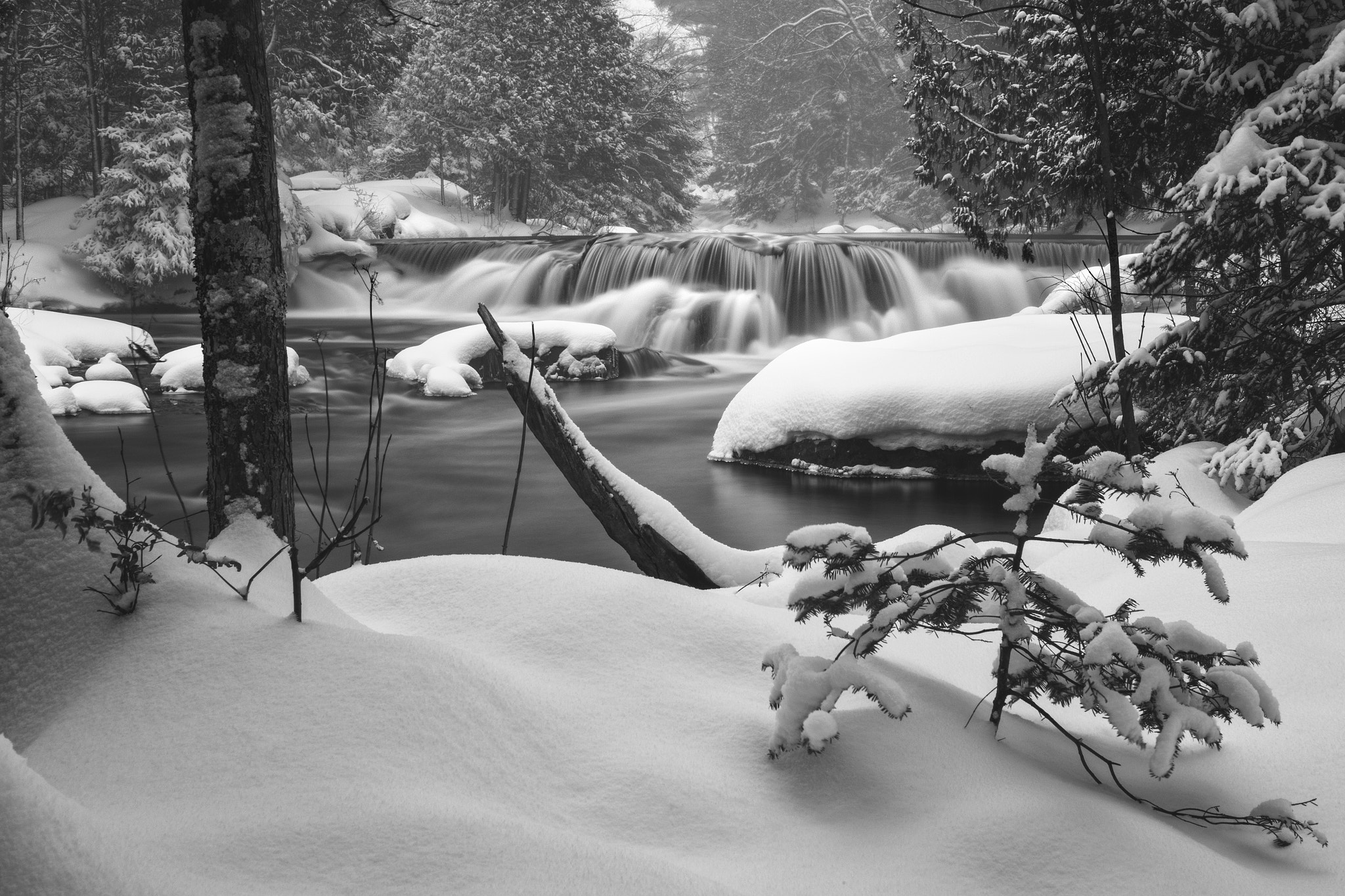 Canon EOS 70D + Sigma 35mm F1.4 DG HSM Art sample photo. A bond falls winter photography