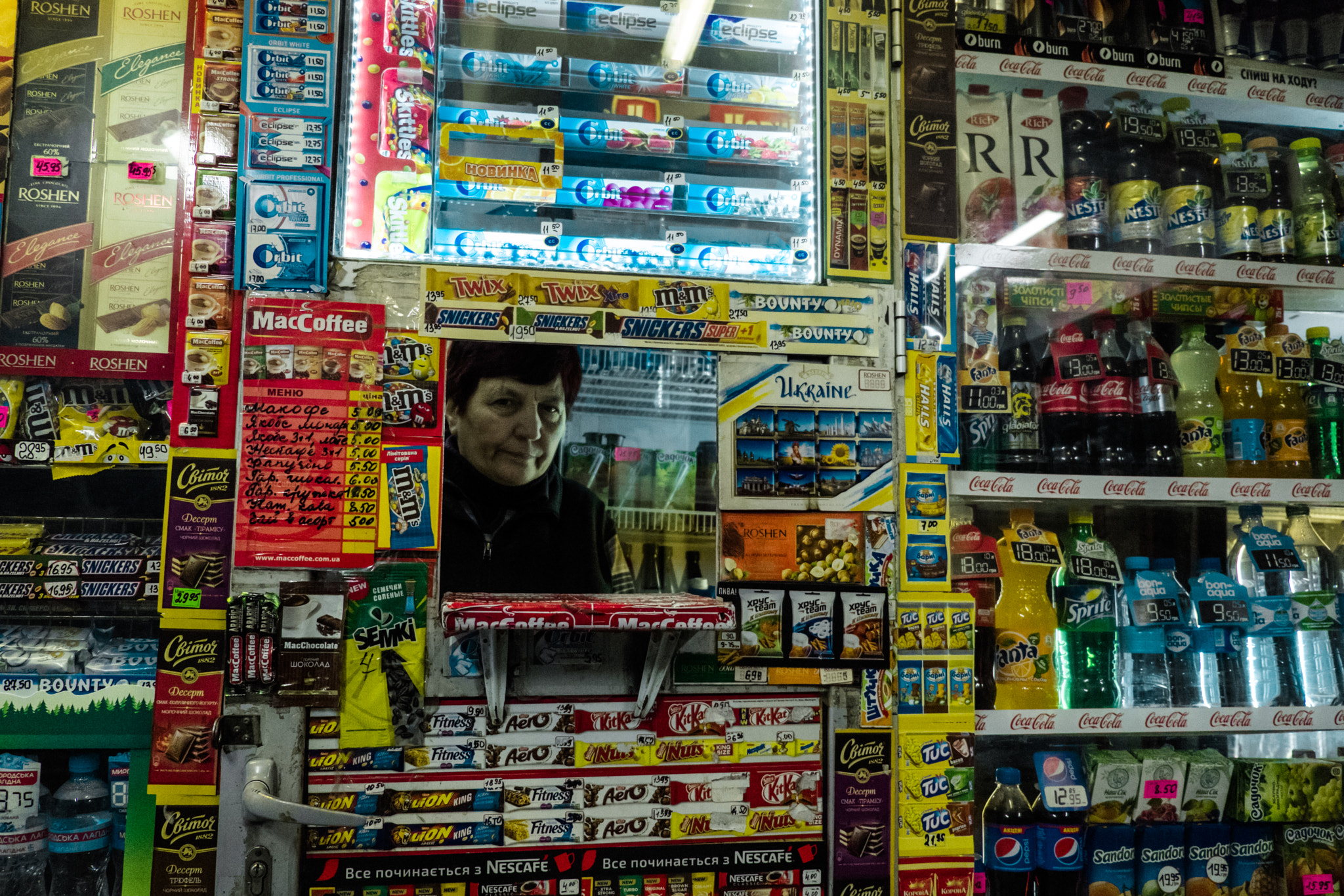 Fujifilm X-Pro2 + Fujifilm XF 18-55mm F2.8-4 R LM OIS sample photo. Kiosk photography