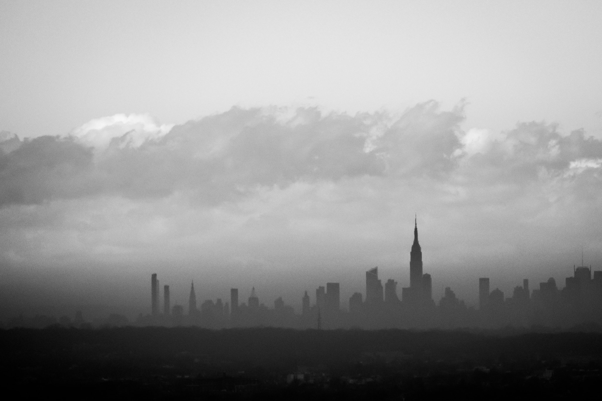 Fujifilm X-T2 + Fujifilm XC 50-230mm F4.5-6.7 OIS II sample photo. Foggy manhattan skyline photography