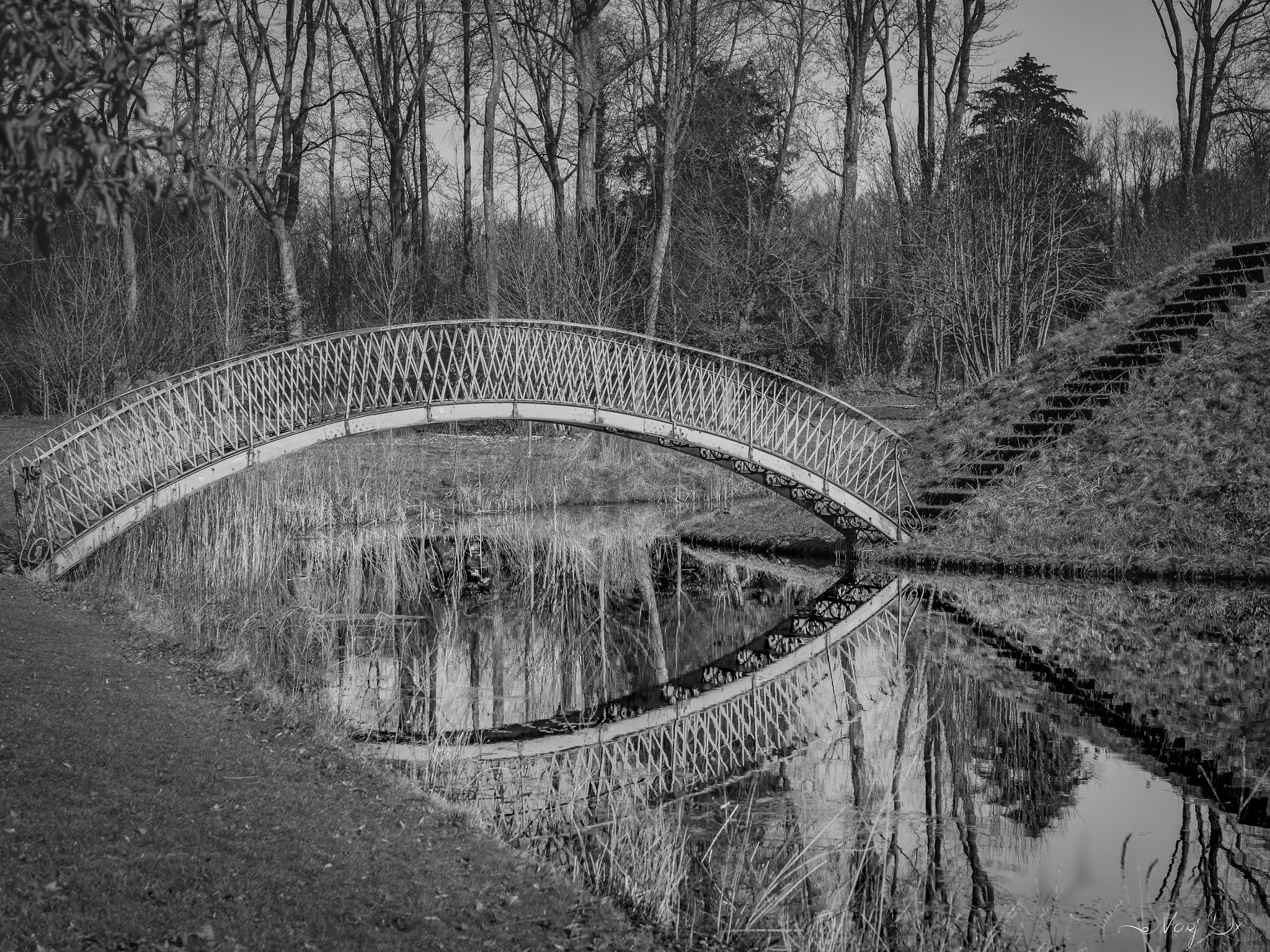 Olympus OM-D E-M10 II + Sigma 30mm F2.8 DN Art sample photo. Romantic bridge photography