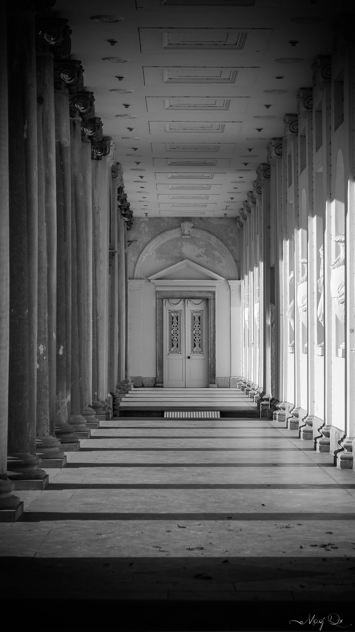 Olympus OM-D E-M10 II + Olympus M.Zuiko Digital 45mm F1.8 sample photo. Corridor of castle photography