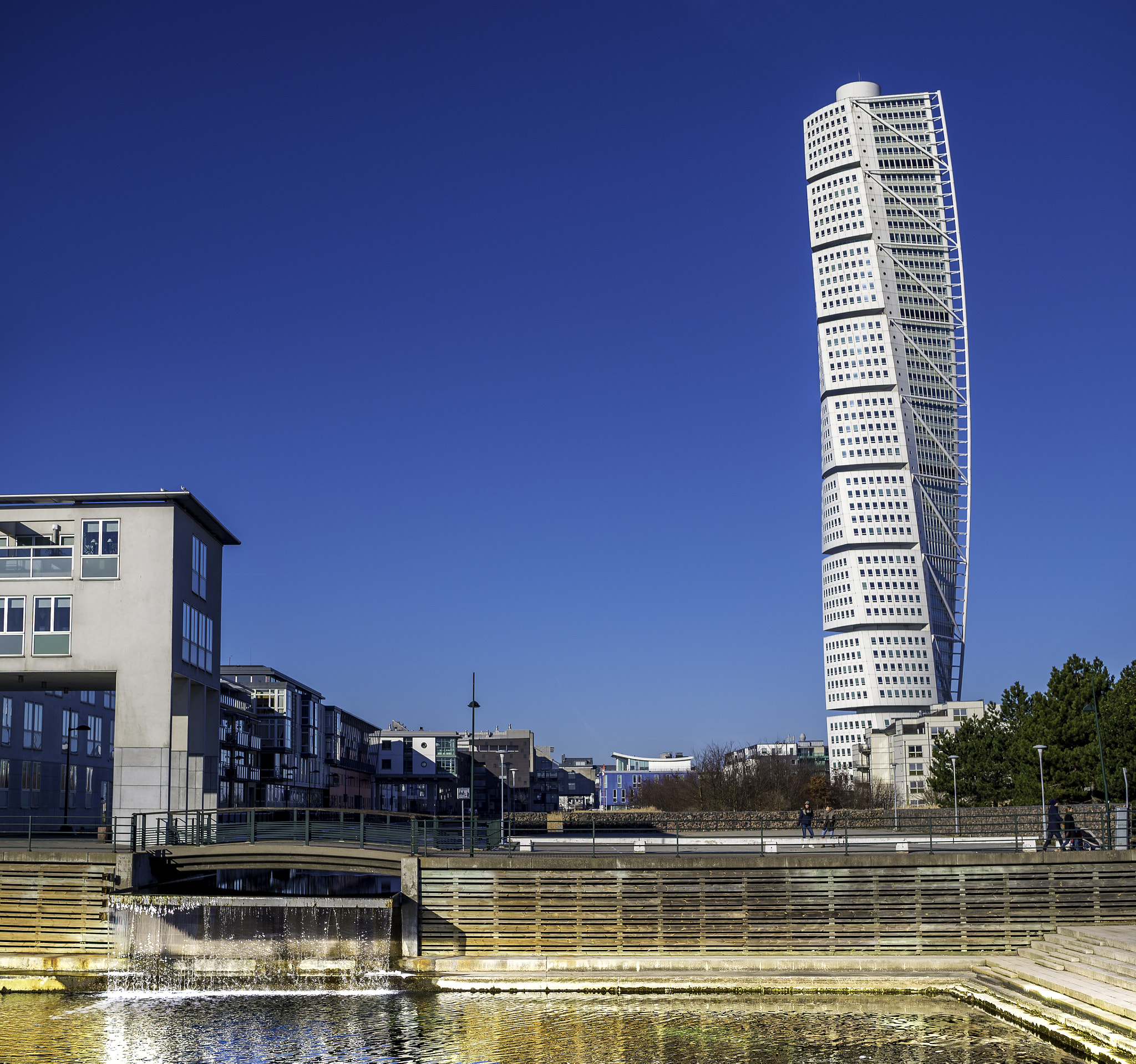 LUMIX G 25/F1.7 sample photo. Turning torso photography