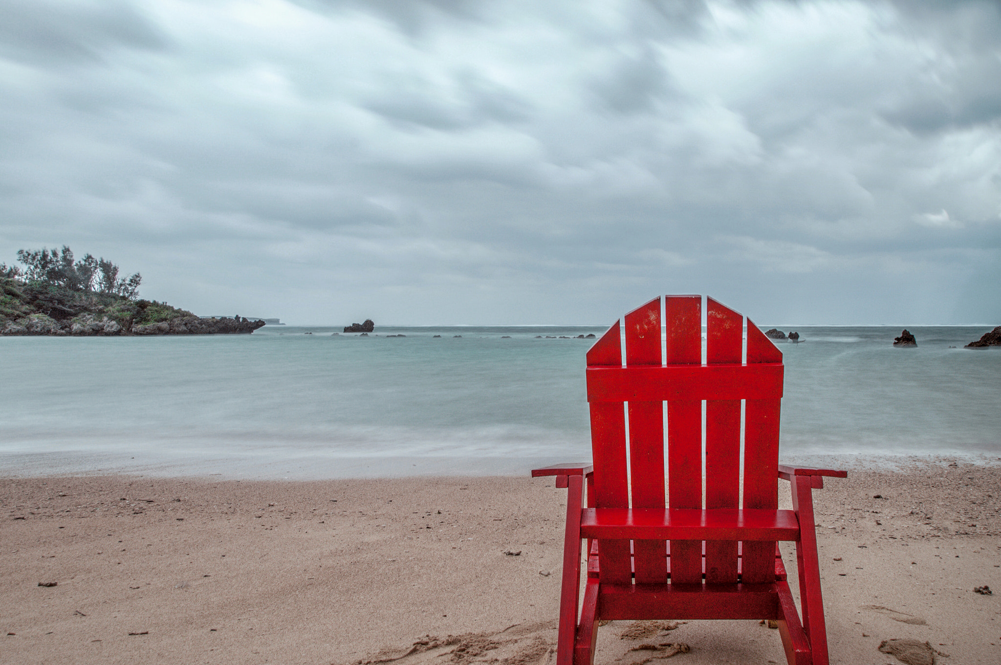 Sony a7R + Sony Vario Tessar T* FE 24-70mm F4 ZA OSS sample photo. Red chair on the beach photography