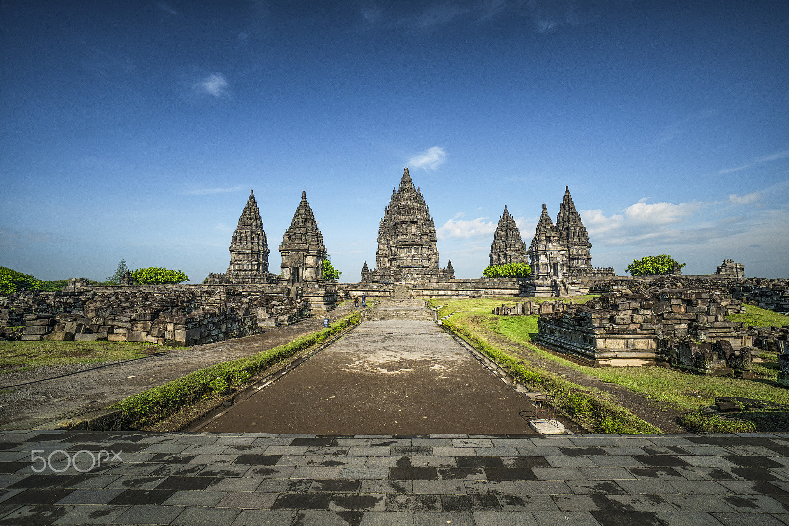 Sony a6300 + Sony E 10-18mm F4 OSS sample photo. Prambanan temple photography