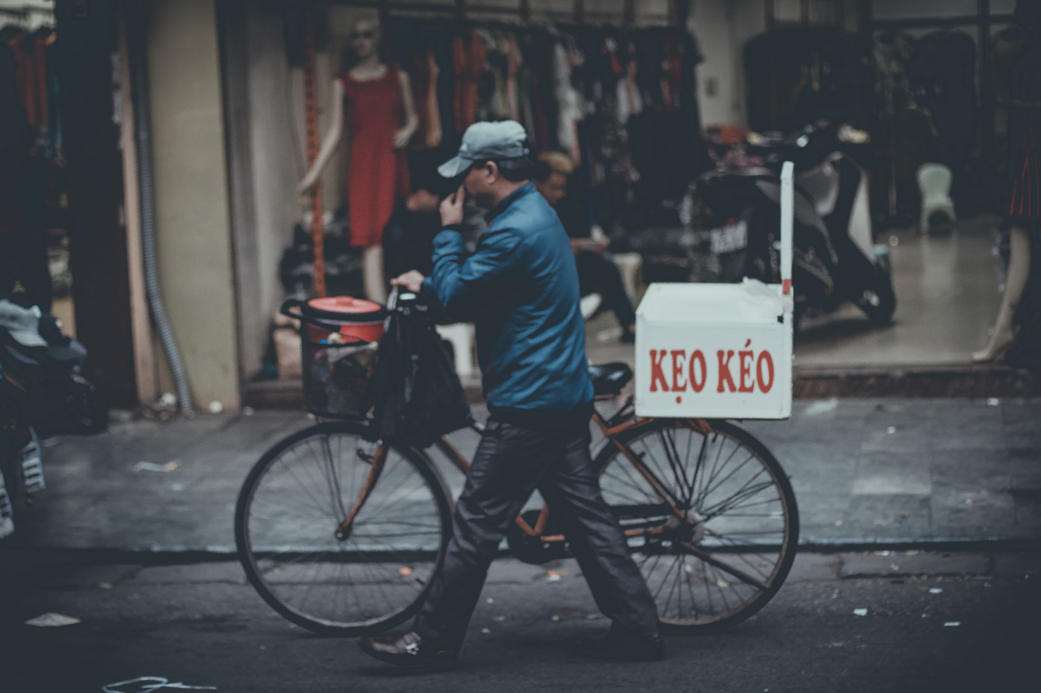 Canon EOS 750D (EOS Rebel T6i / EOS Kiss X8i) + Canon EF 50mm F1.4 USM sample photo. A vietnamese tradional taffy candy seller in hanoi photography