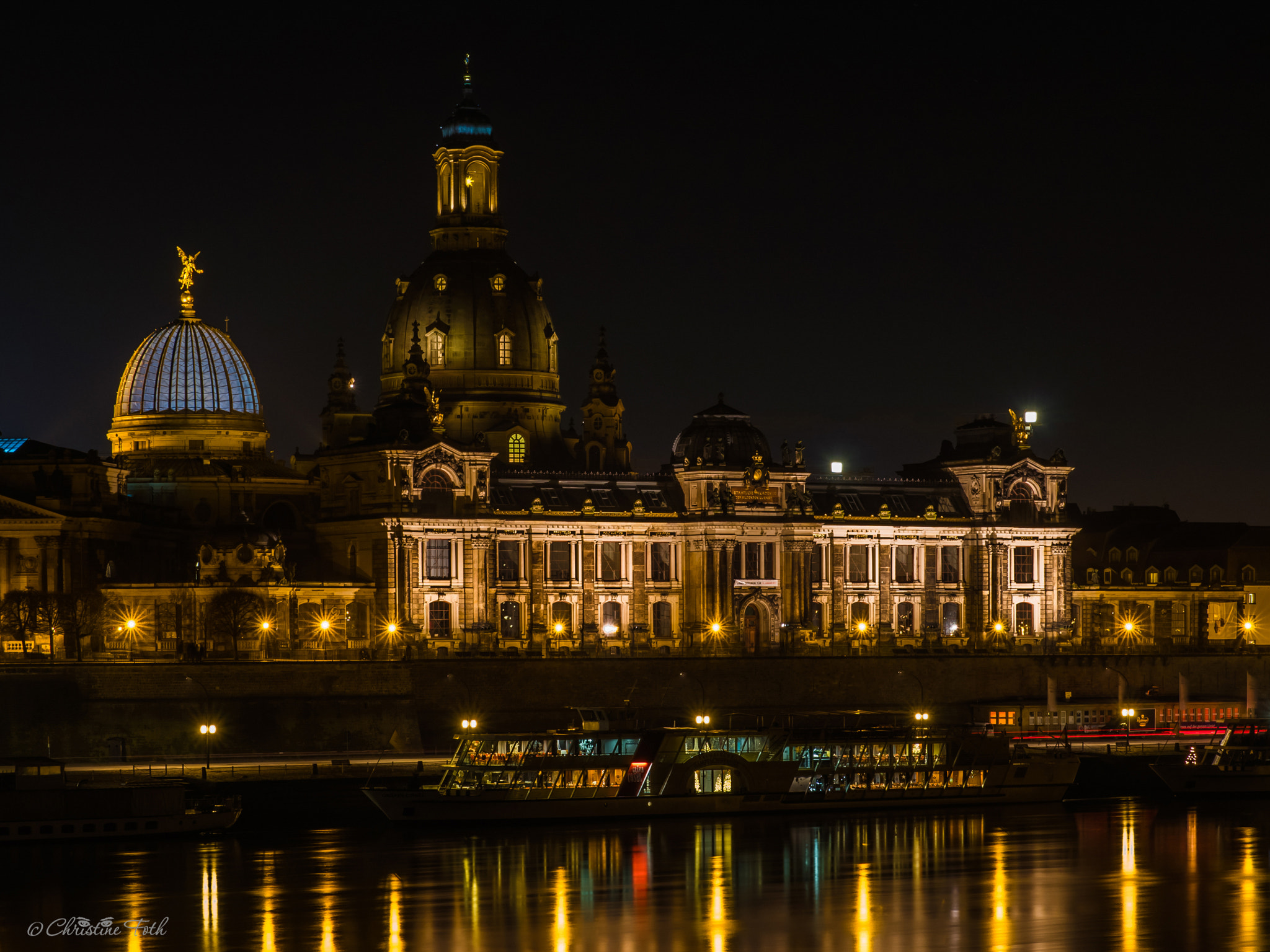 Olympus OM-D E-M5 II + Olympus M.Zuiko Digital ED 40-150mm F2.8 Pro sample photo. Die frauenkirche und die zitronenpresse am elbufer photography