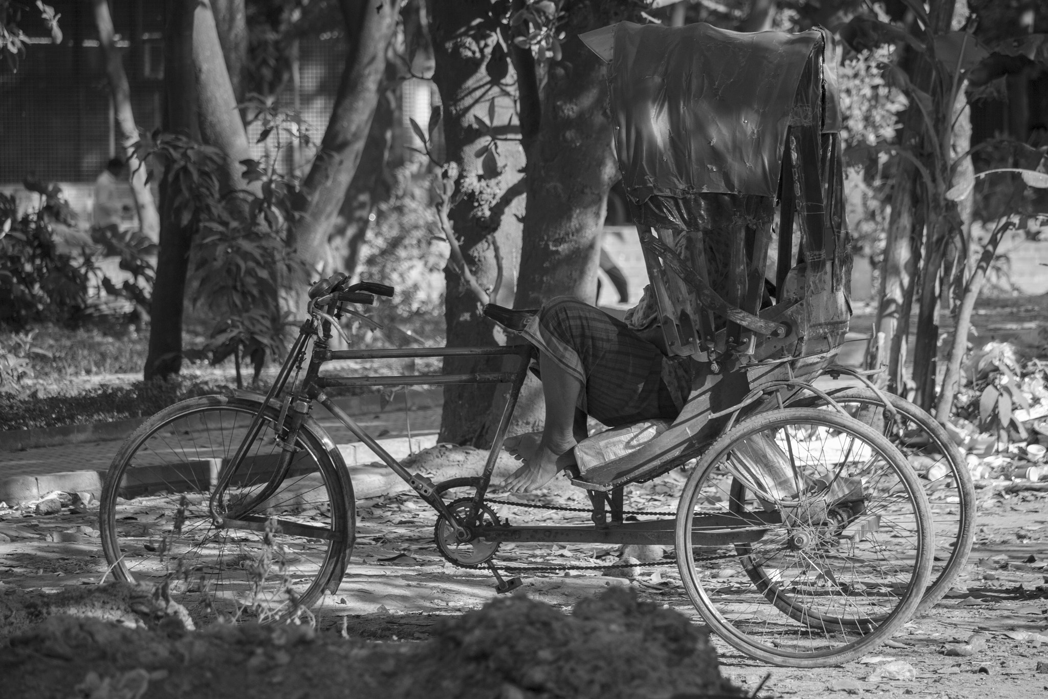 Canon EF-S 55-250mm F4-5.6 IS STM sample photo. B & w worker photography