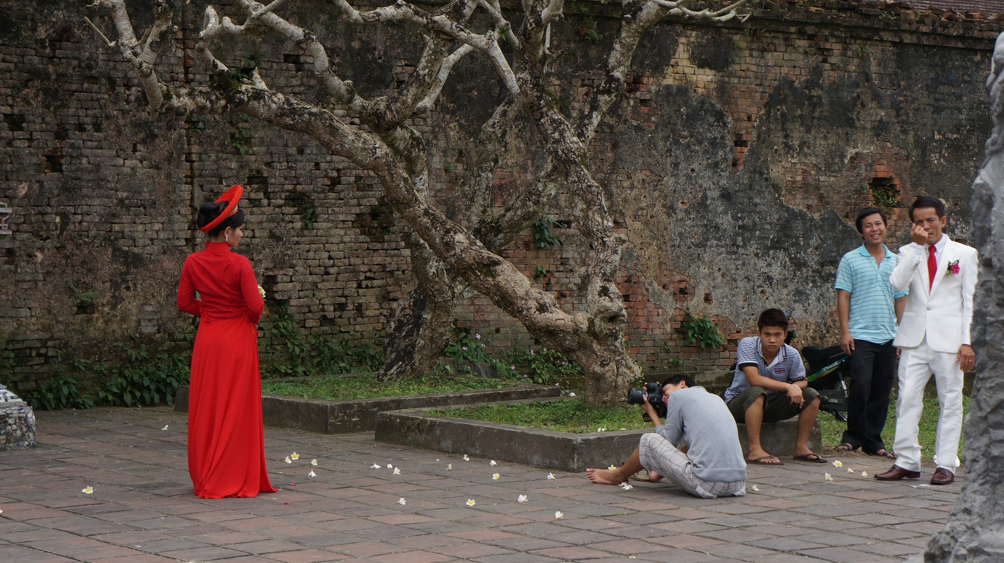 Sony Alpha NEX-5R + Sony FE 28-70mm F3.5-5.6 OSS sample photo. Wedding in vietnam photography