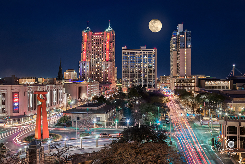 Samsung NX1 + Saumsun NX 16-50mm F2-2.8 S ED OIS sample photo. San antonio skyline photography