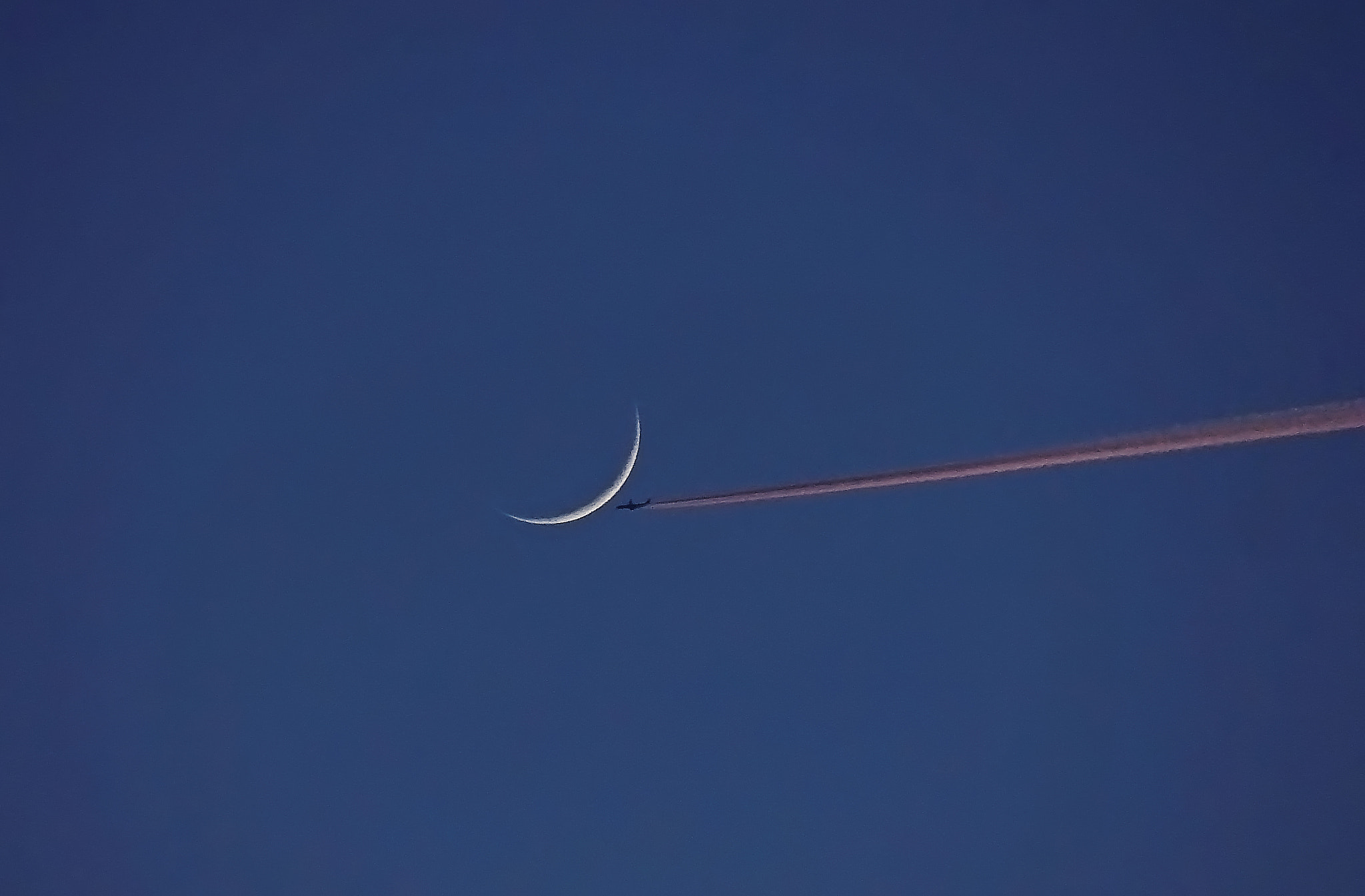 Sony DSC-H5 sample photo. The moon and the boeing 777 photography