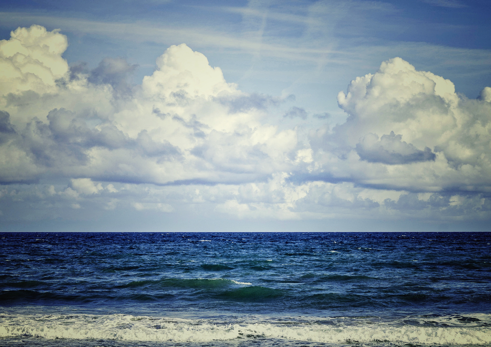 Samsung NX10 sample photo. Sea and clouds photography