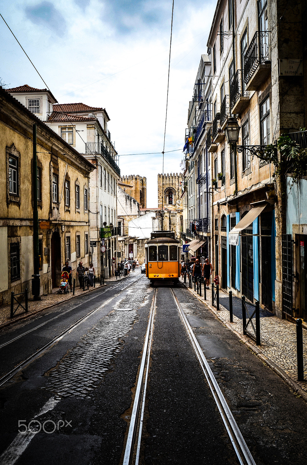 Nikon D7000 sample photo. Lisbon's old-fashioned tram photography