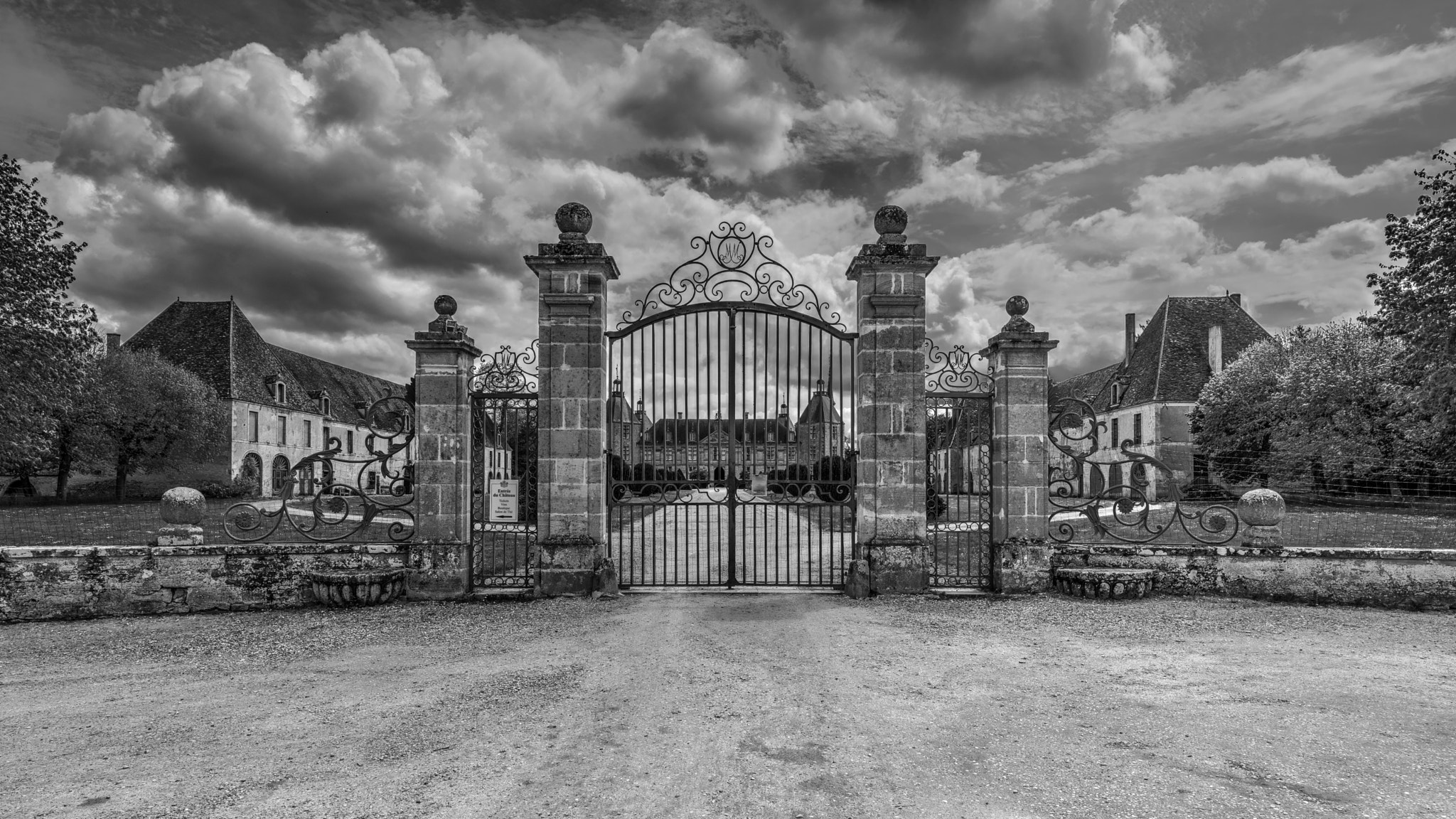 Nikon D610 + Nikon AF-S Nikkor 20mm F1.8G ED sample photo. Eine reise durch das burgund - chateau de sully photography