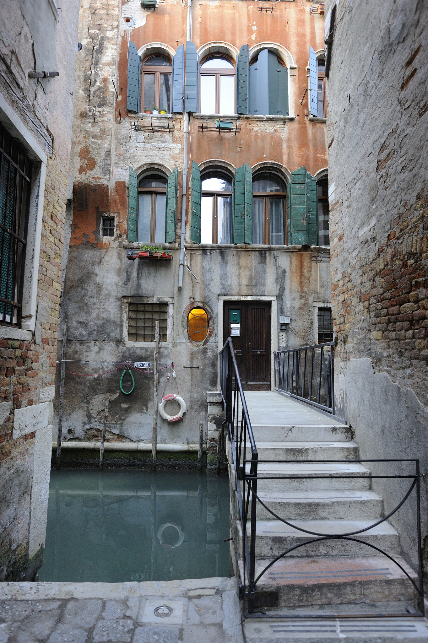 Nikon D700 + Nikon AF Nikkor 24mm F2.8D sample photo. Streets of venice photography