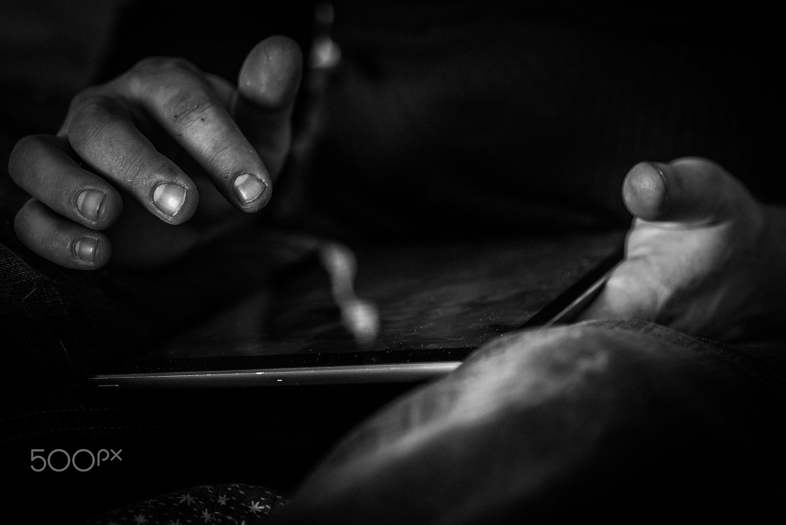 Nikon D750 + AF Micro-Nikkor 60mm f/2.8 sample photo. Old man uding his tablet with a fictional onbox folder email screen photography