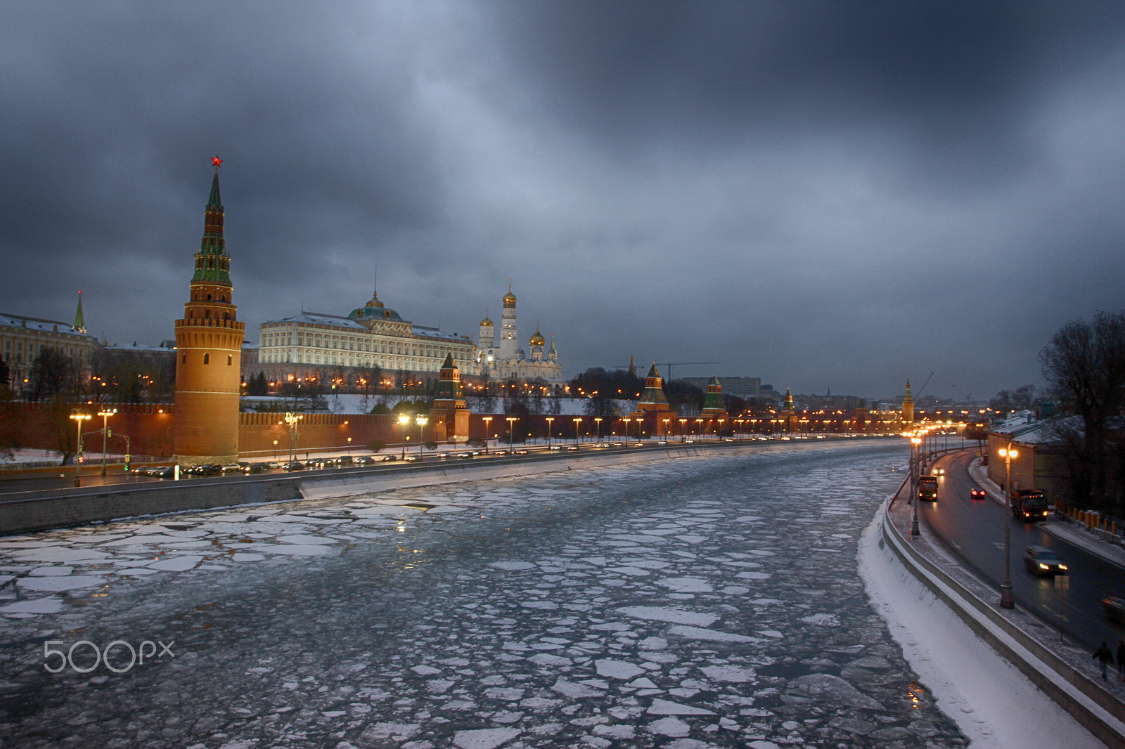 Canon EOS 600D (Rebel EOS T3i / EOS Kiss X5) + Canon EF 17-40mm F4L USM sample photo. Moscow night photography