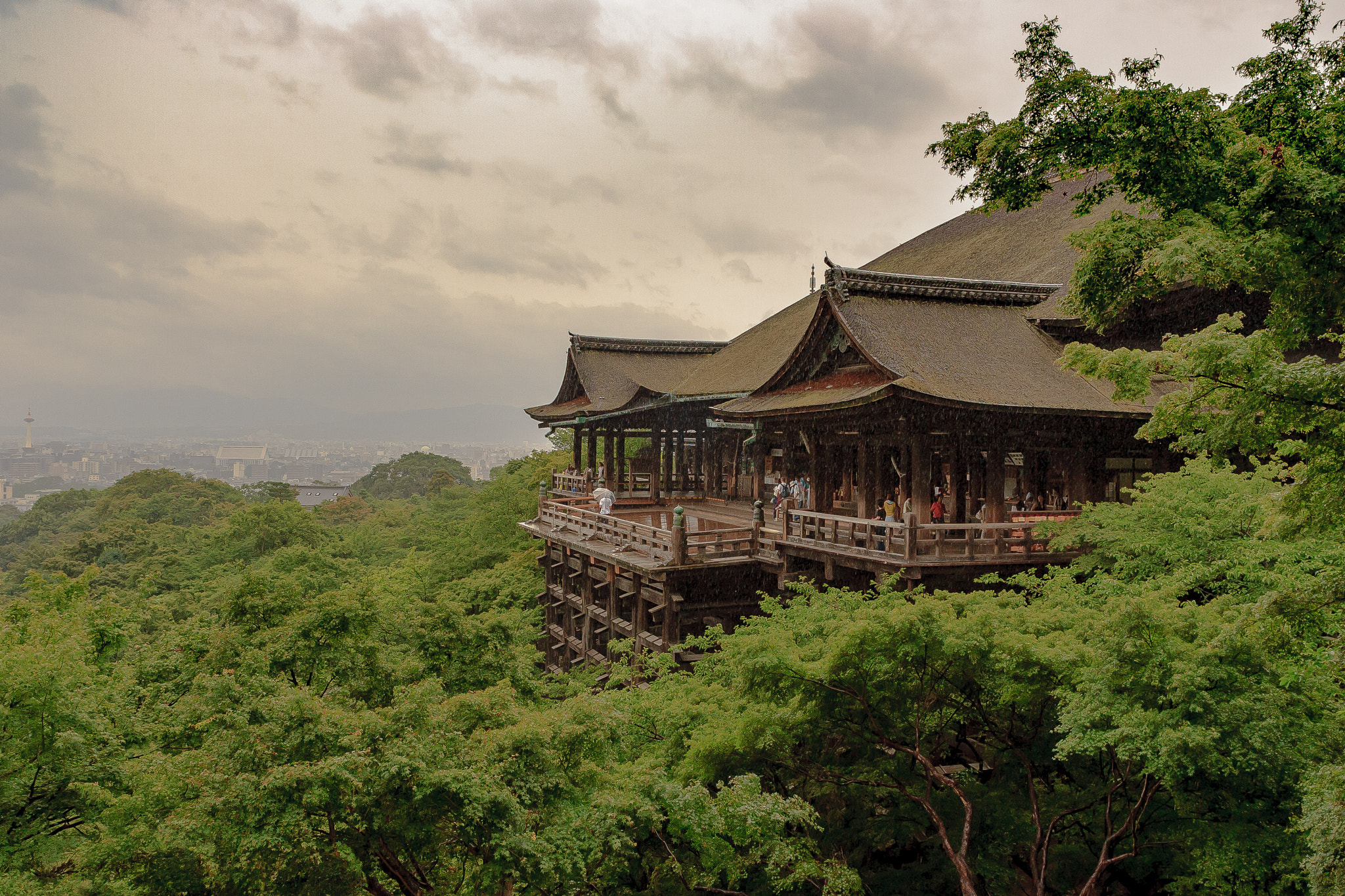 Canon EOS-1D Mark II sample photo. Kiyomizu-dera in the rain photography