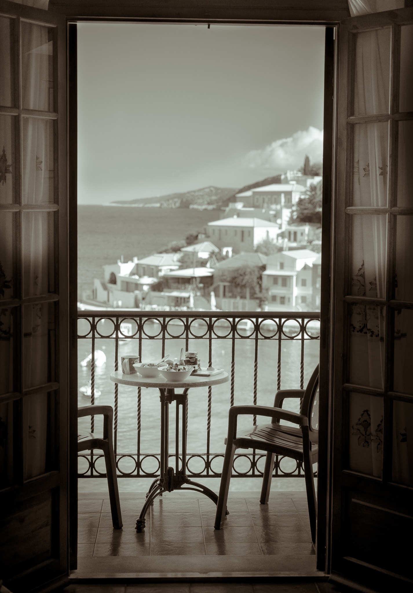 Sony a7S + Sony Vario Tessar T* FE 24-70mm F4 ZA OSS sample photo. Greece in black and white photography