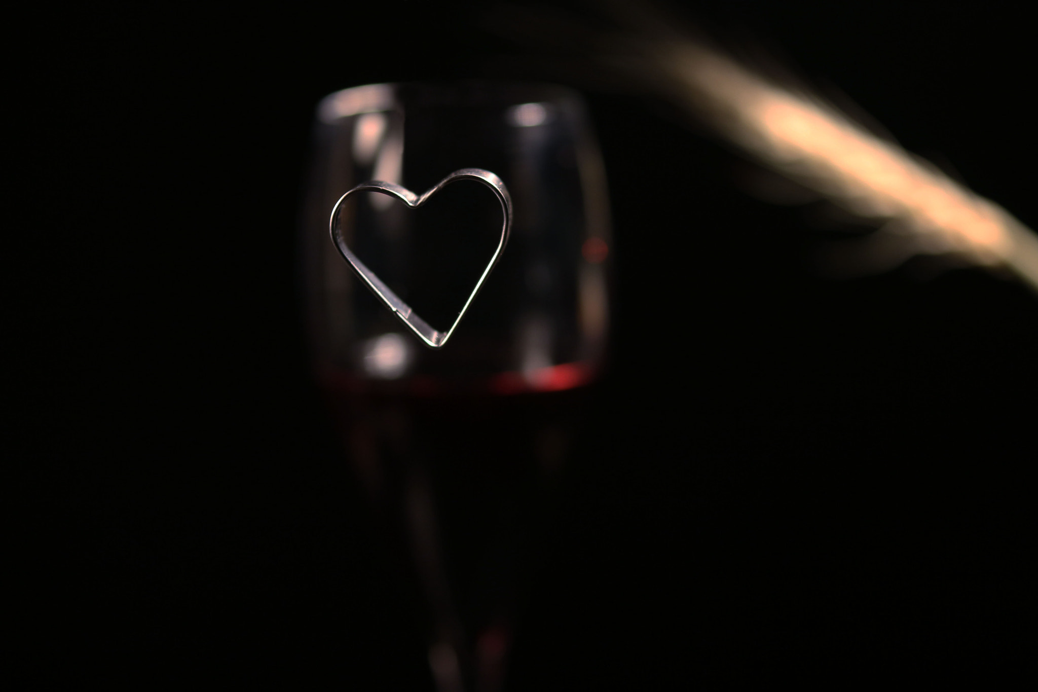 Canon EOS 700D (EOS Rebel T5i / EOS Kiss X7i) + Sigma 50-200mm F4-5.6 DC OS HSM sample photo. Wine glasses and a heart photography