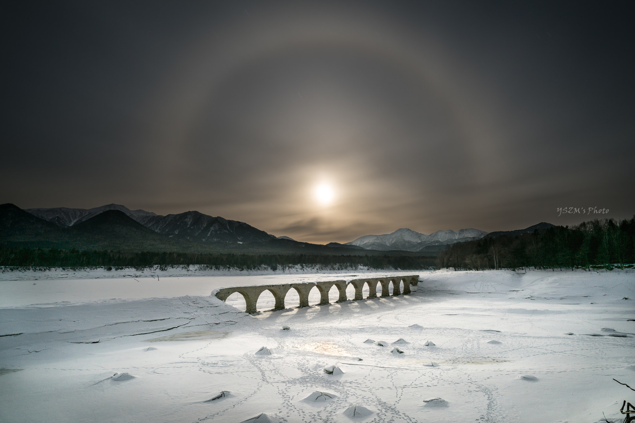 E 21mm F2.8 sample photo. Moon halo over the taushubetsu arch bridge(月暈かかるタウシュベツ) photography