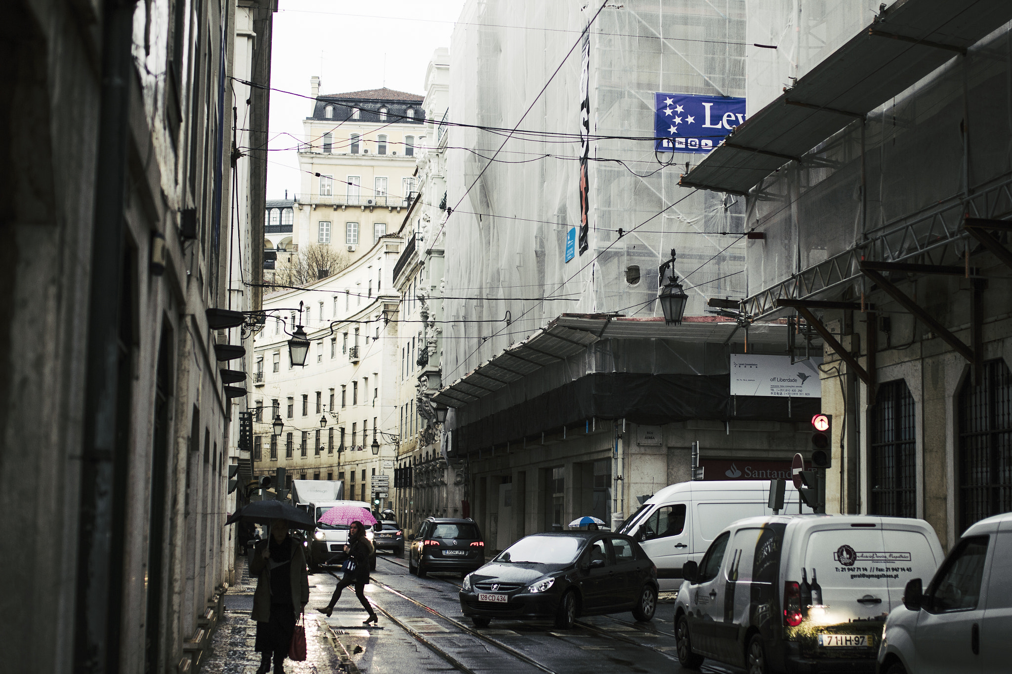 Canon EOS 60D + Sigma 35mm F1.4 DG HSM Art sample photo. Rain from the street photography