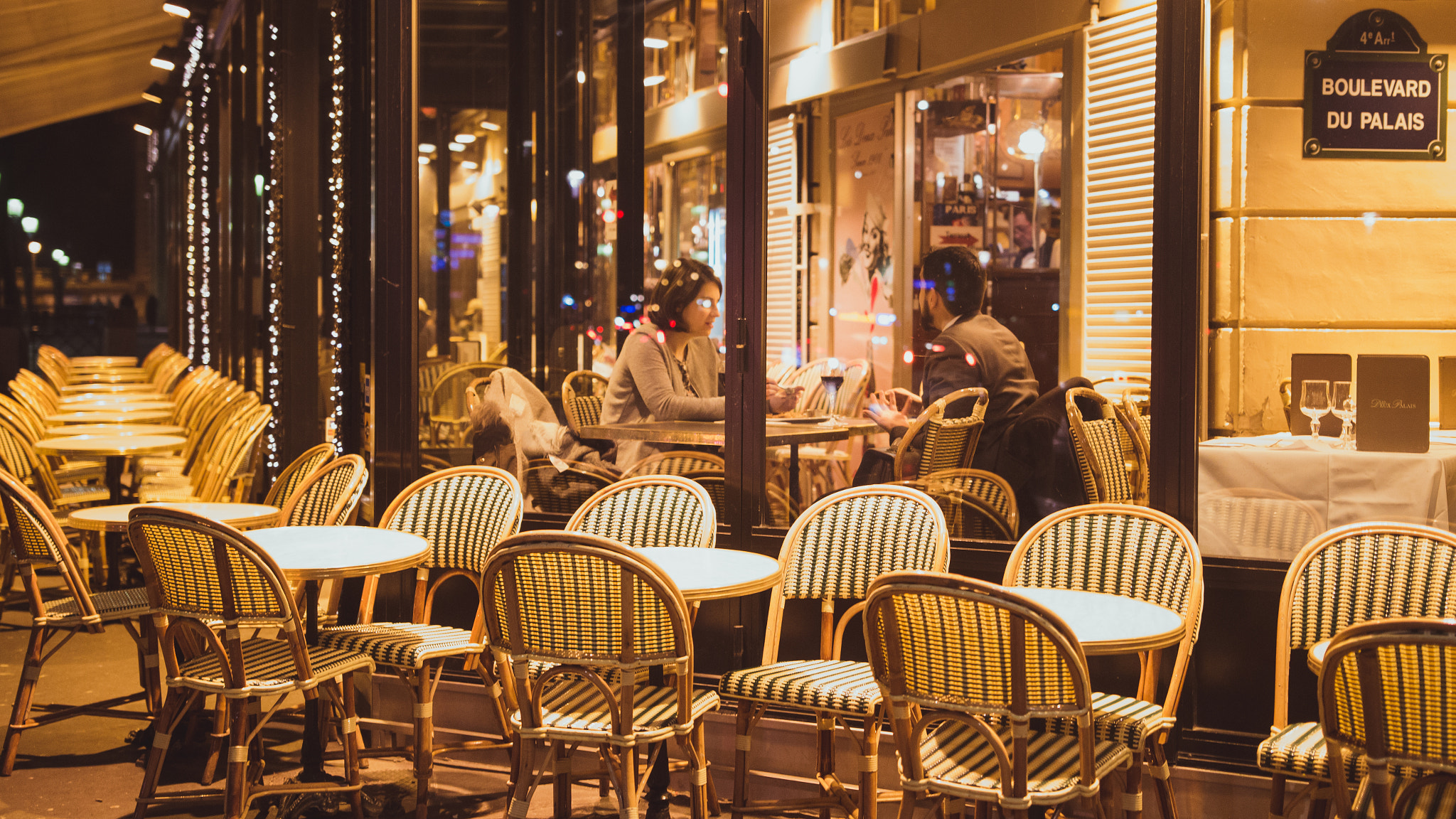 Sigma 18-35mm f/1.8 DC HSM sample photo. Luces en los ojos y charlas nocturnas en un café de parís photography