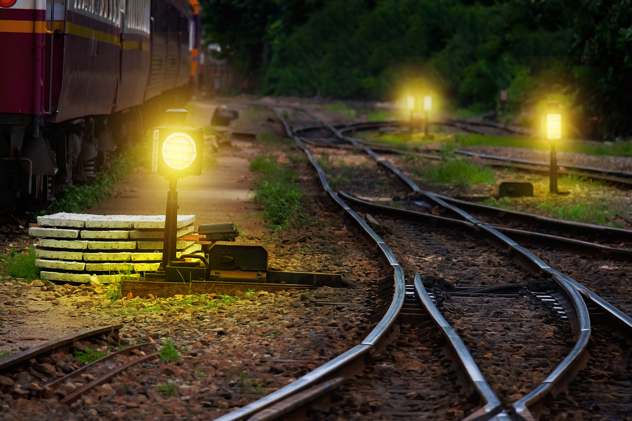 Fujifilm X-A2 + Fujifilm XC 50-230mm F4.5-6.7 OIS II sample photo. Railroad tracks in the setting sun photography