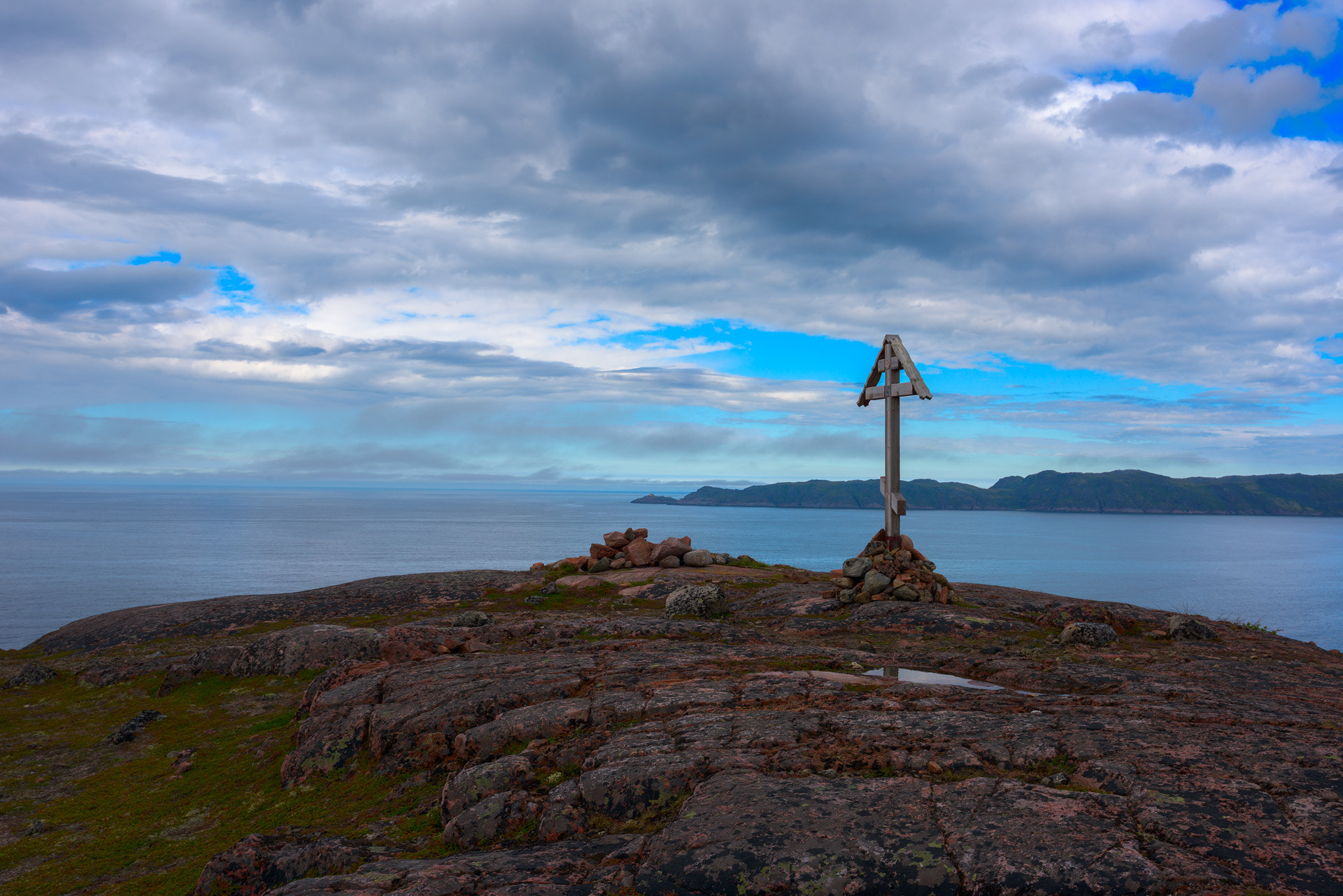 Nikon D810 sample photo. Memorial cross. teriberka. barents sea view photography