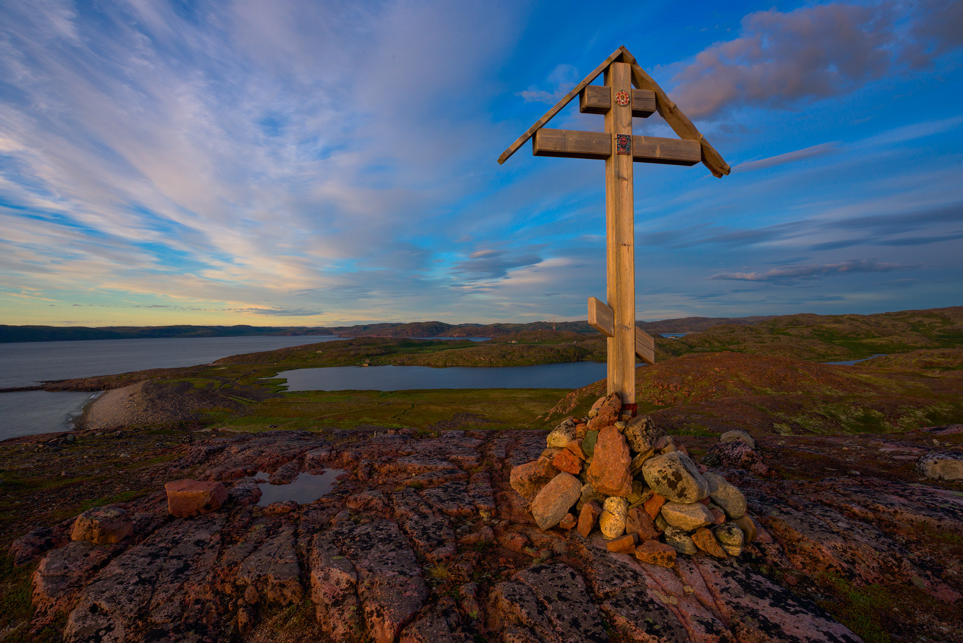 Nikon D810 + Nikon AF-S Nikkor 18-35mm F3.5-4.5G ED sample photo. Memorial cross. polar day. teriberka. barents sea view photography