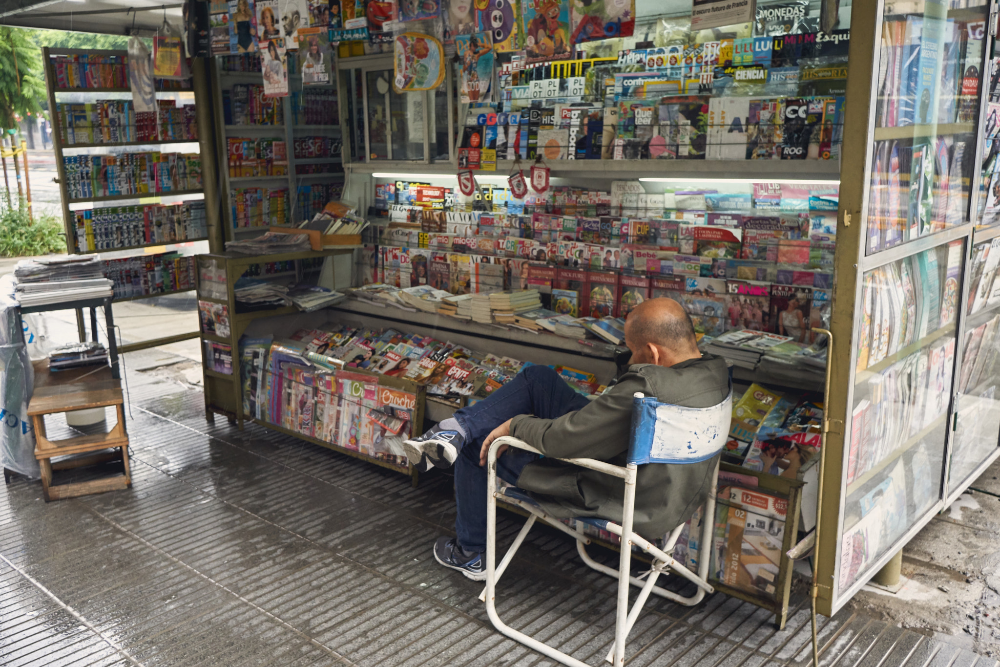 Sony E 20mm F2.8 sample photo. Magazine salesman napping in rainy day photography