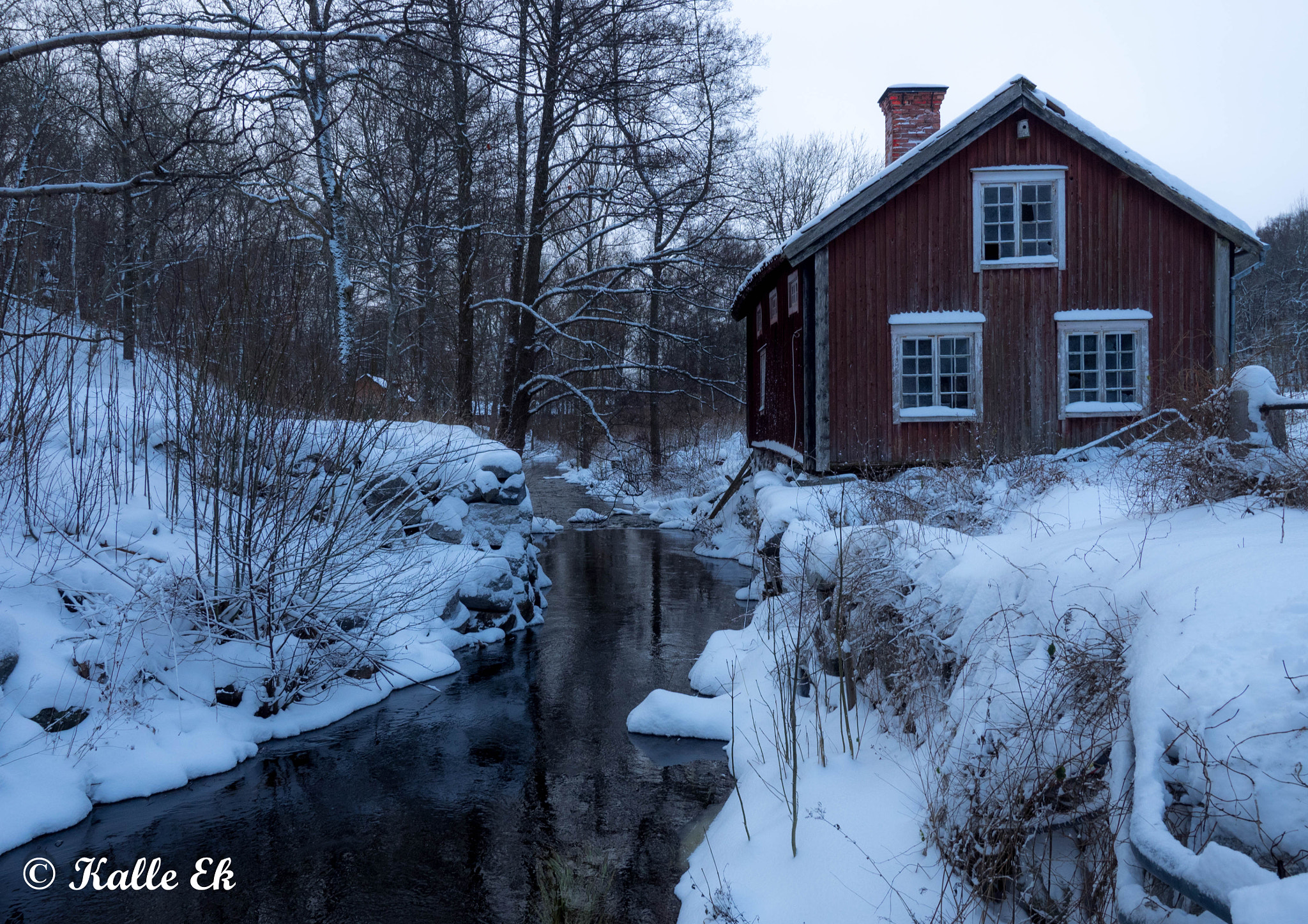 Olympus OM-D E-M1 sample photo. The old house by the black creek photography