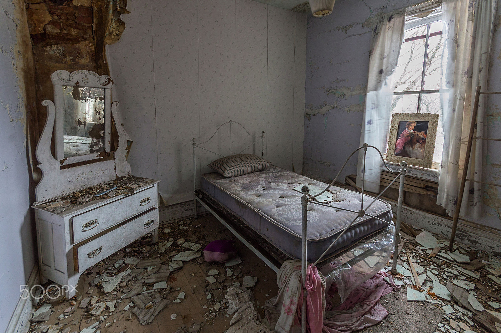 Nikon D3200 sample photo. Abandoned house crumbling bedroom photography