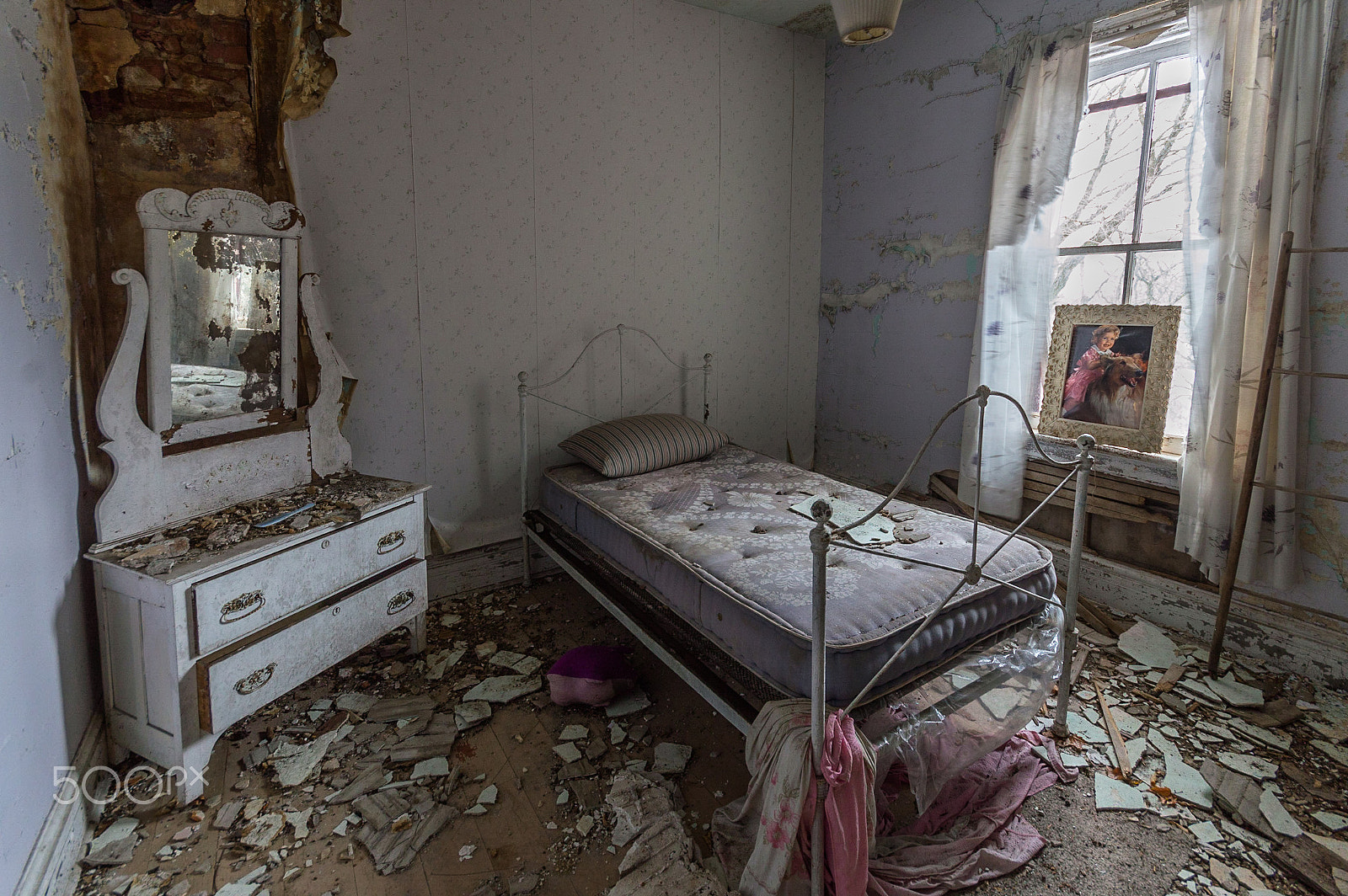 Sigma 10-20mm F4-5.6 EX DC HSM sample photo. Abandoned house crumbling bedroom photography