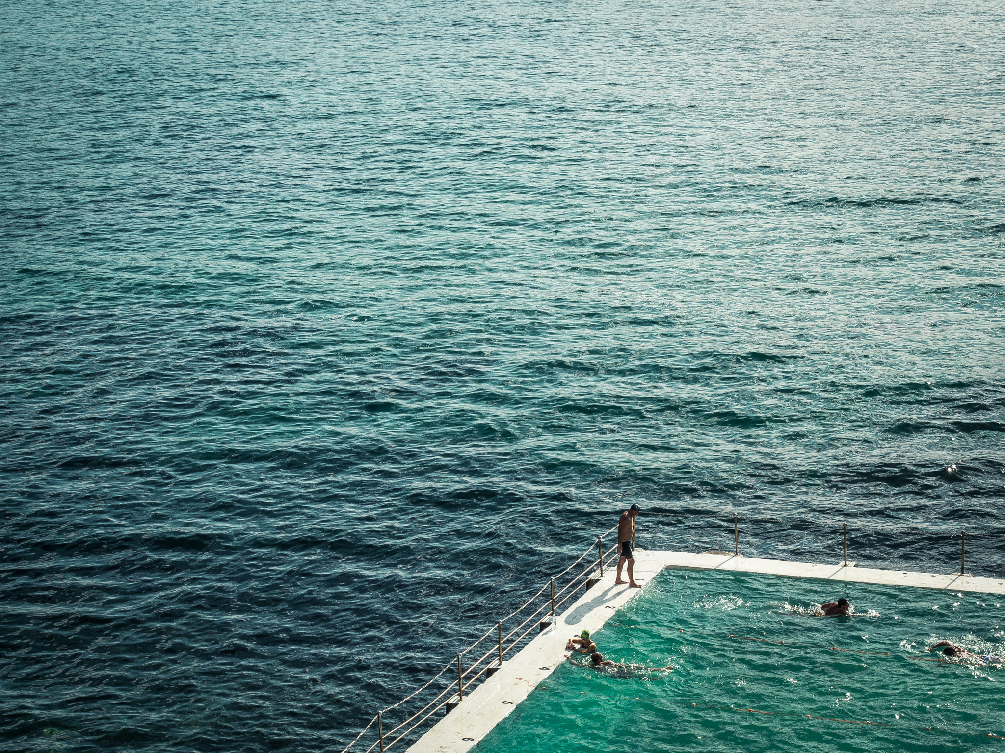 Olympus OM-D E-M10 II sample photo. A iconic swimming pool in sydney photography