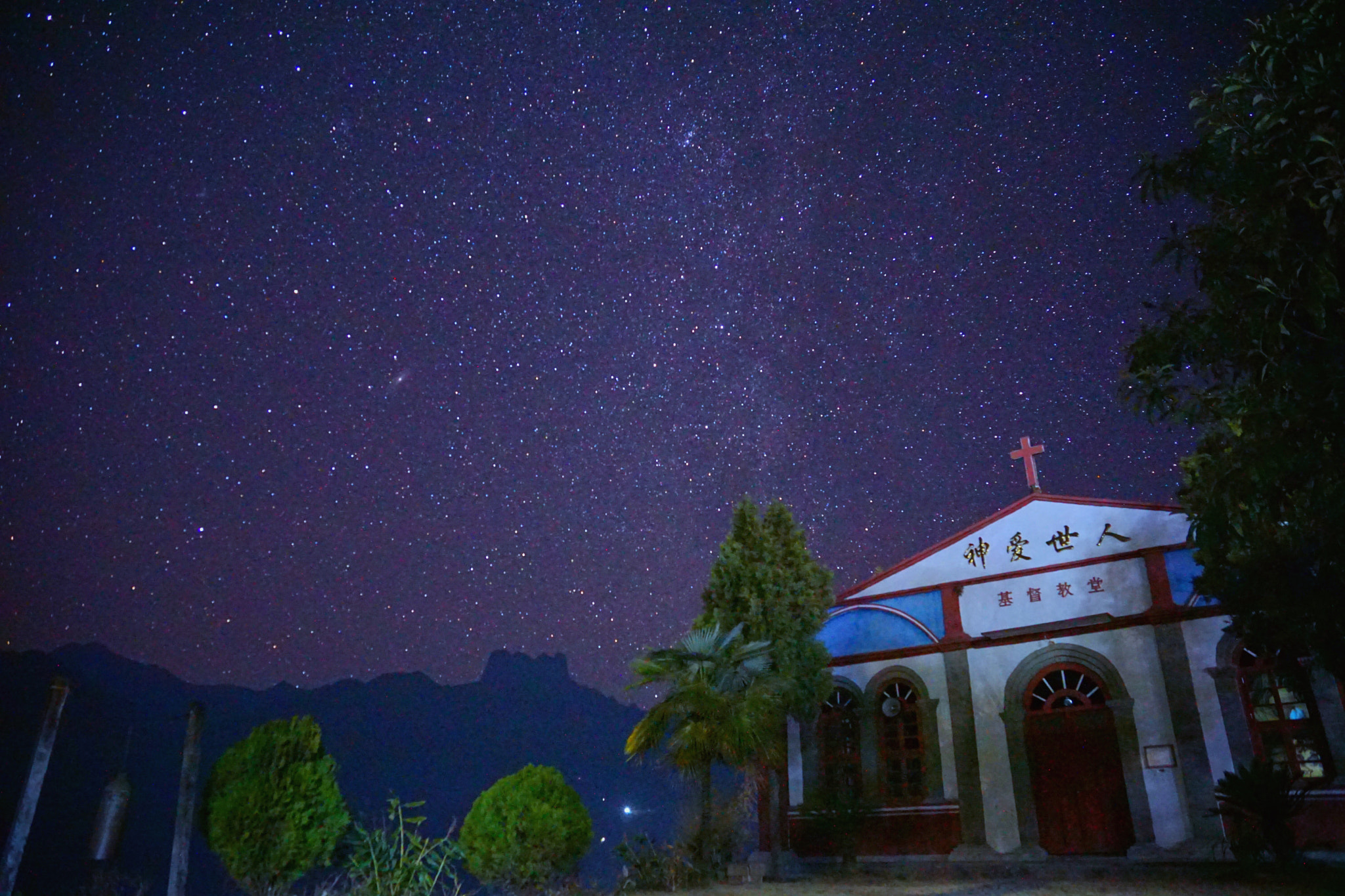 Sony Vario-Tessar T* E 16-70mm F4 ZA OSS sample photo. Under the stars of the old church in camden photography