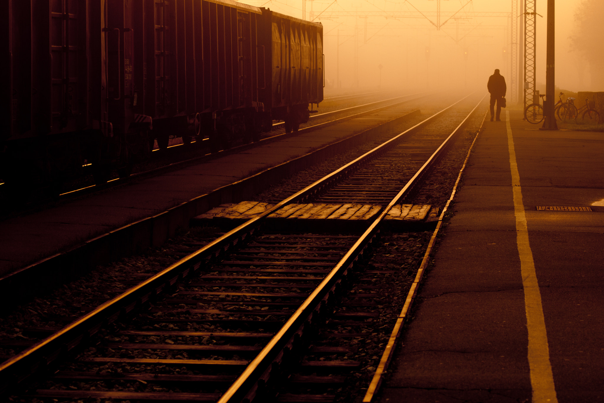 Olympus E-520 (EVOLT E-520) + OLYMPUS 50mm Lens sample photo. Waiting for train photography