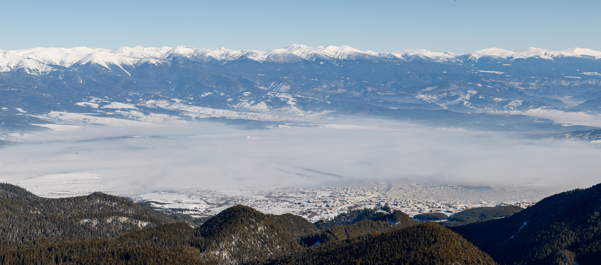 Canon EOS 760D (EOS Rebel T6s / EOS 8000D) sample photo. Mist covers the city at the foot of the mountains photography