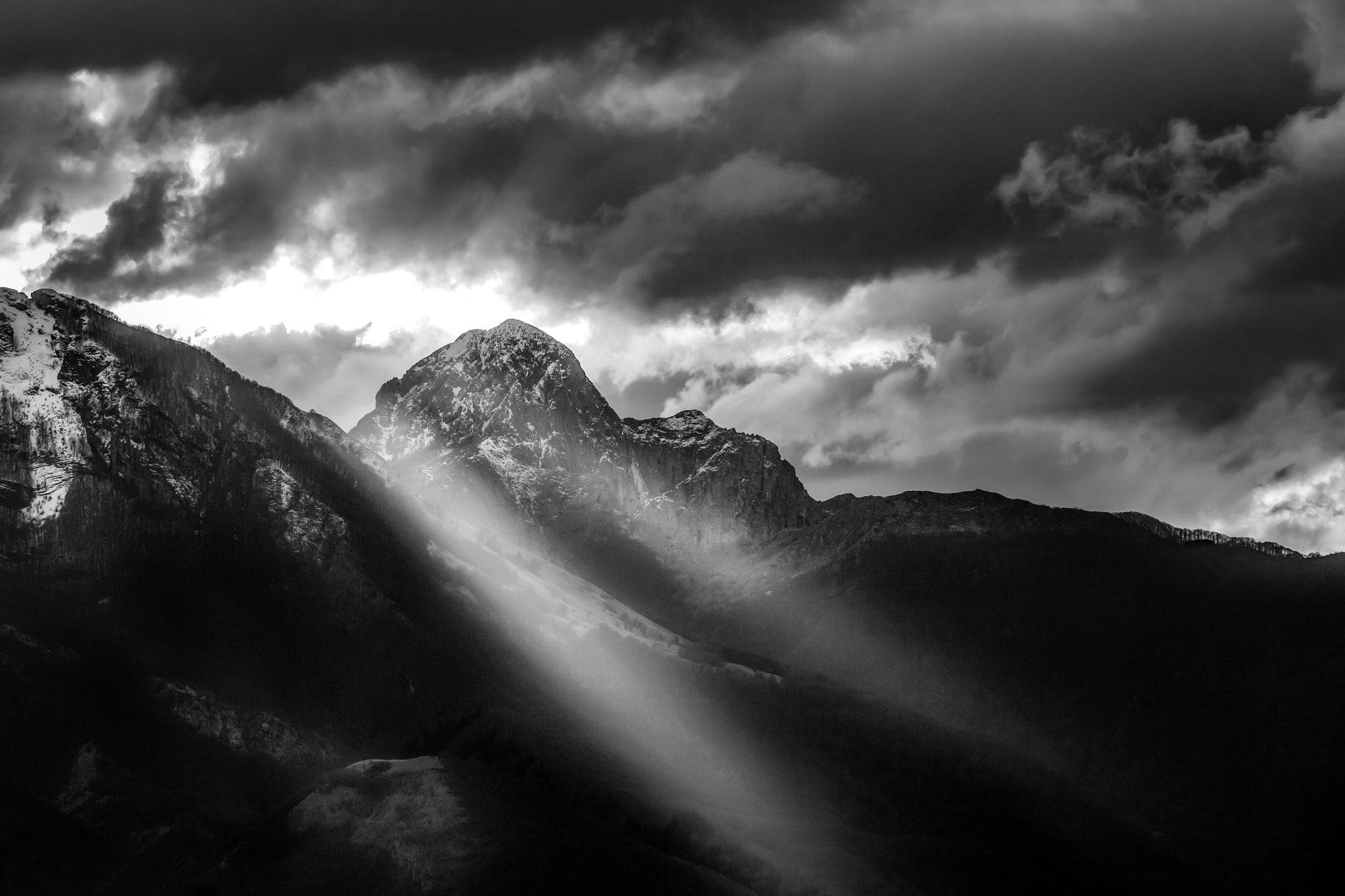 Canon EF-S 55-250mm F4-5.6 IS STM sample photo. Beams of dark light photography