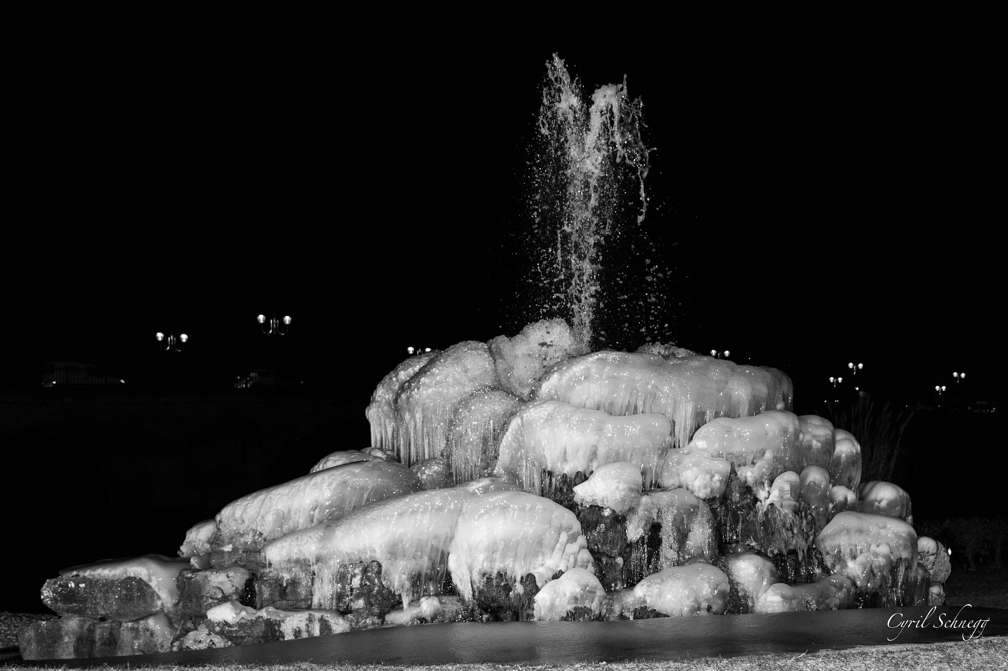 Canon EOS 7D + Sigma 24-70mm F2.8 EX DG Macro sample photo. Fontaine glace nuit photography