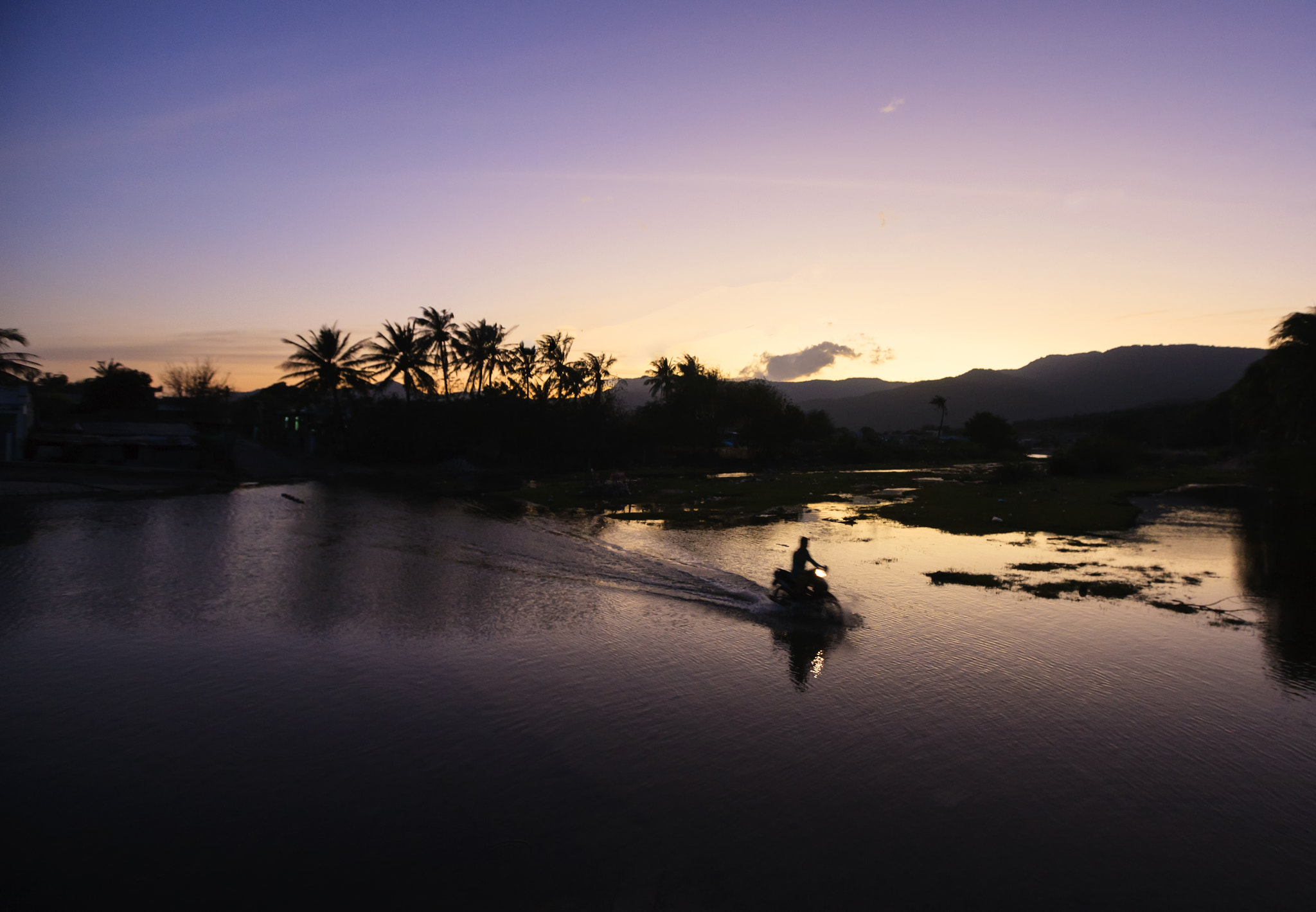 Canon EOS-1Ds Mark III sample photo. Sunset in the vietnam fisher village photography