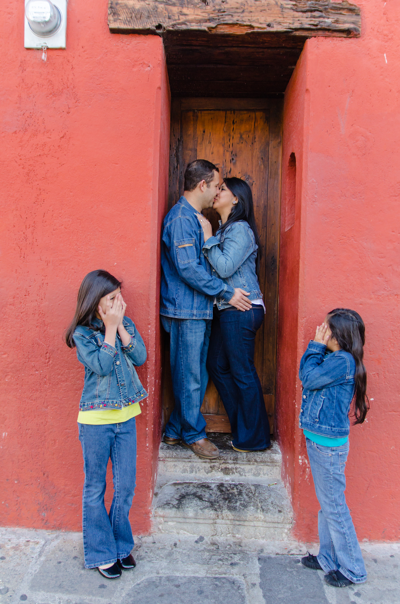Sigma 17-70mm F2.8-4 DC Macro OS HSM | C sample photo. Family love photography