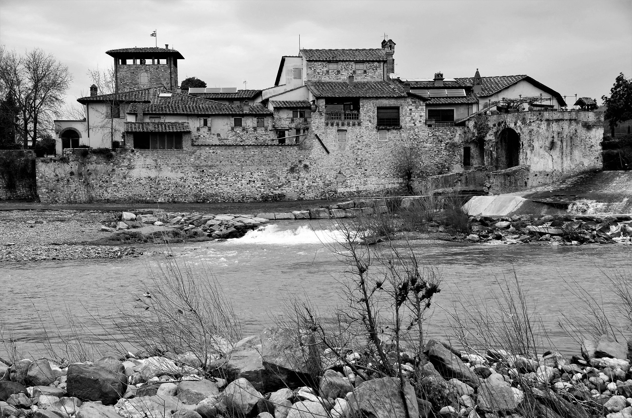 Nikon D7000 sample photo. Vecchi casolari in riva al' arno photography