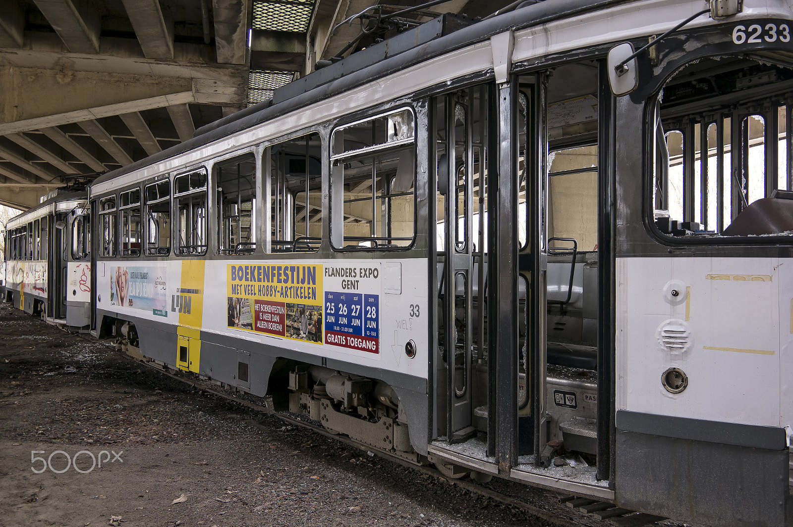 Samsung NX300 + Samsung NX 18-200mm F3.5-6.3 ED OIS sample photo. The queued trams photography