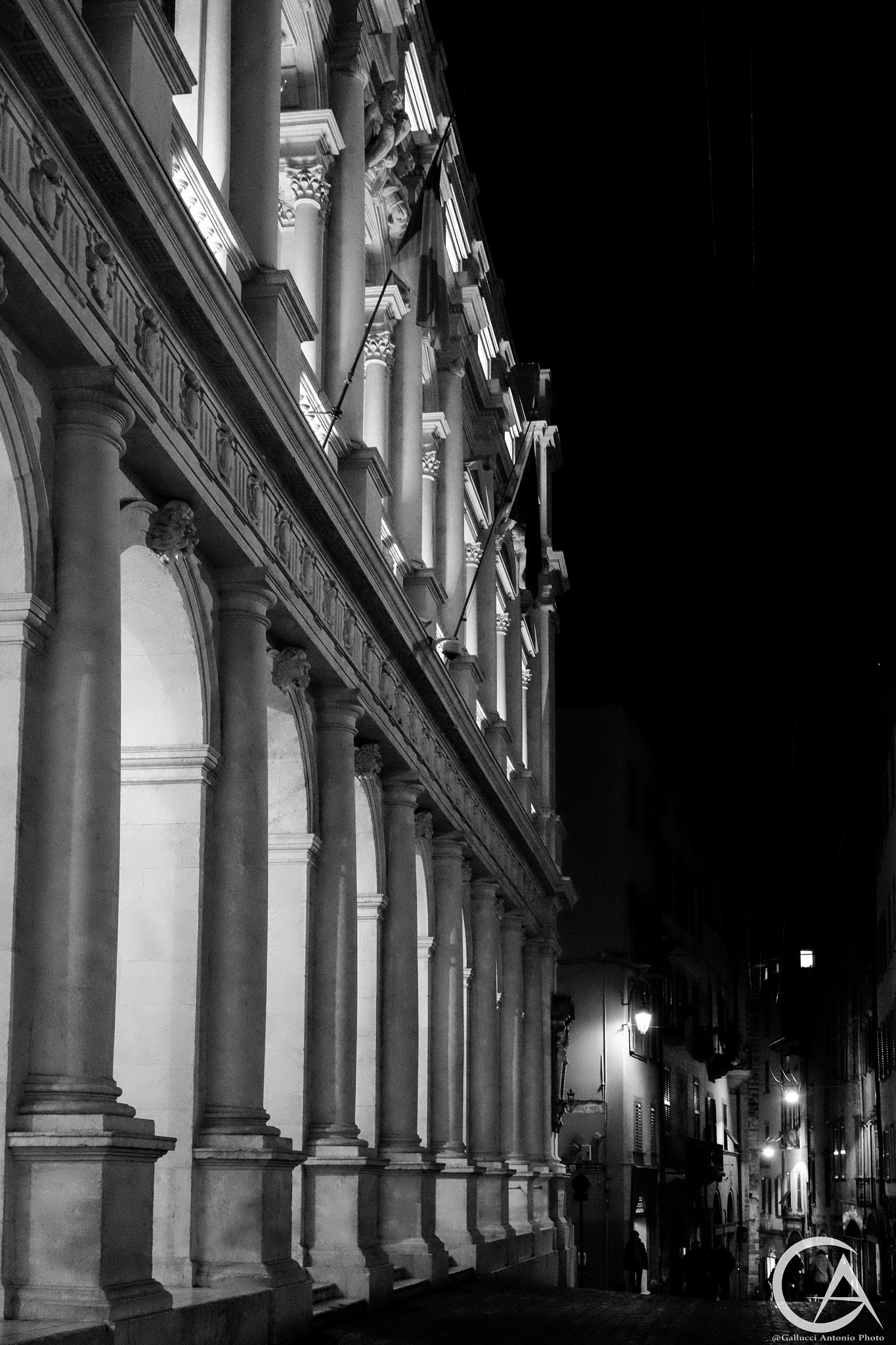 Fujifilm X-T10 + Fujifilm XF 27mm F2.8 sample photo. Piazza vecchia photography