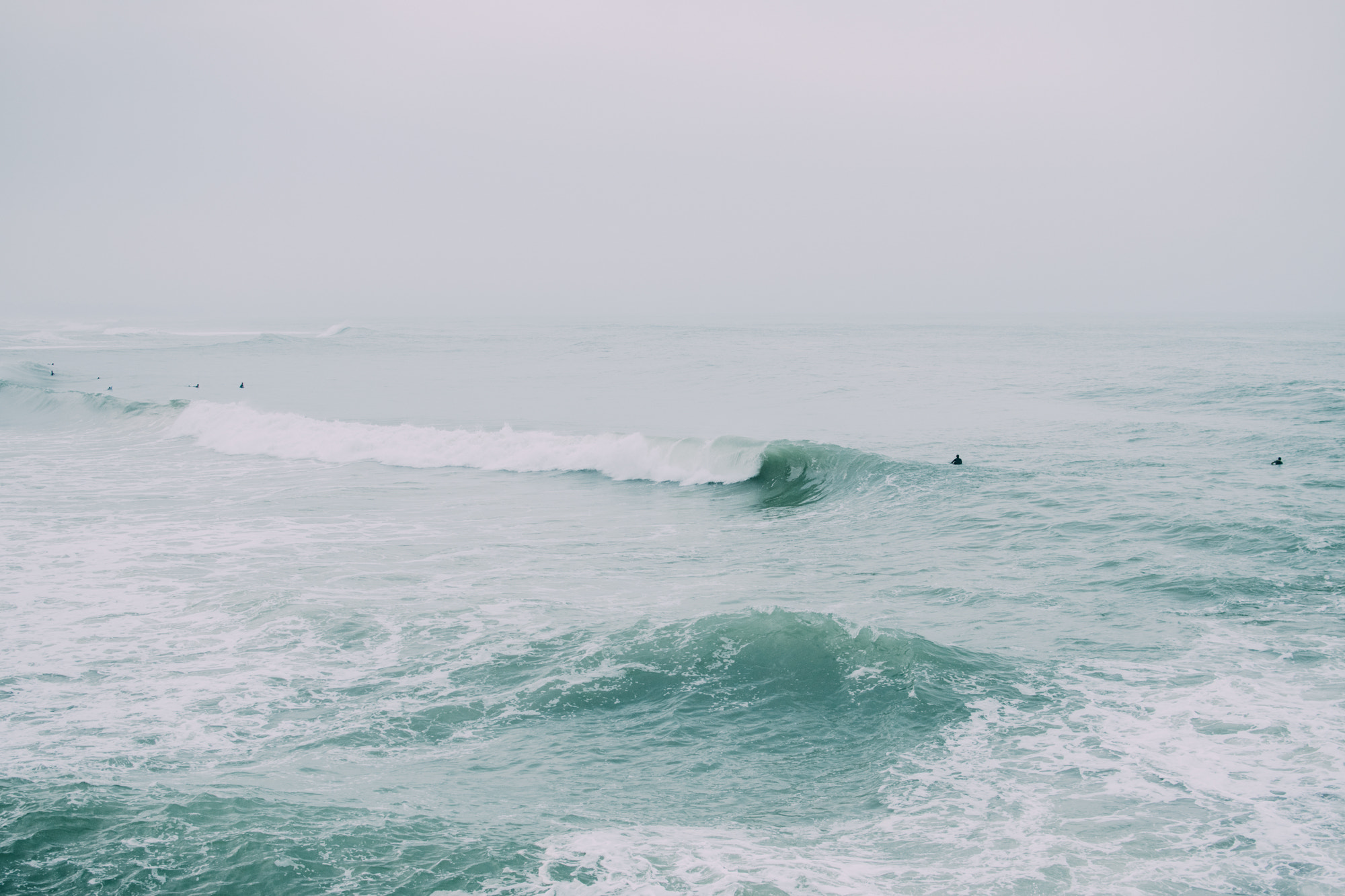 Nikon D500 + Nikon AF-S DX Nikkor 35mm F1.8G sample photo. Biarritz surfers photography