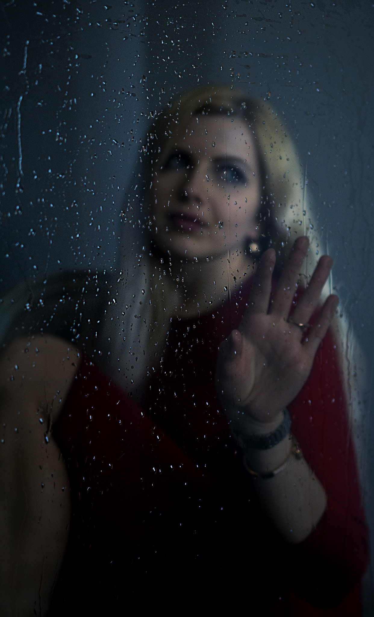 Sigma 18-35mm f/1.8 DC HSM sample photo. Girl behind the glass photography