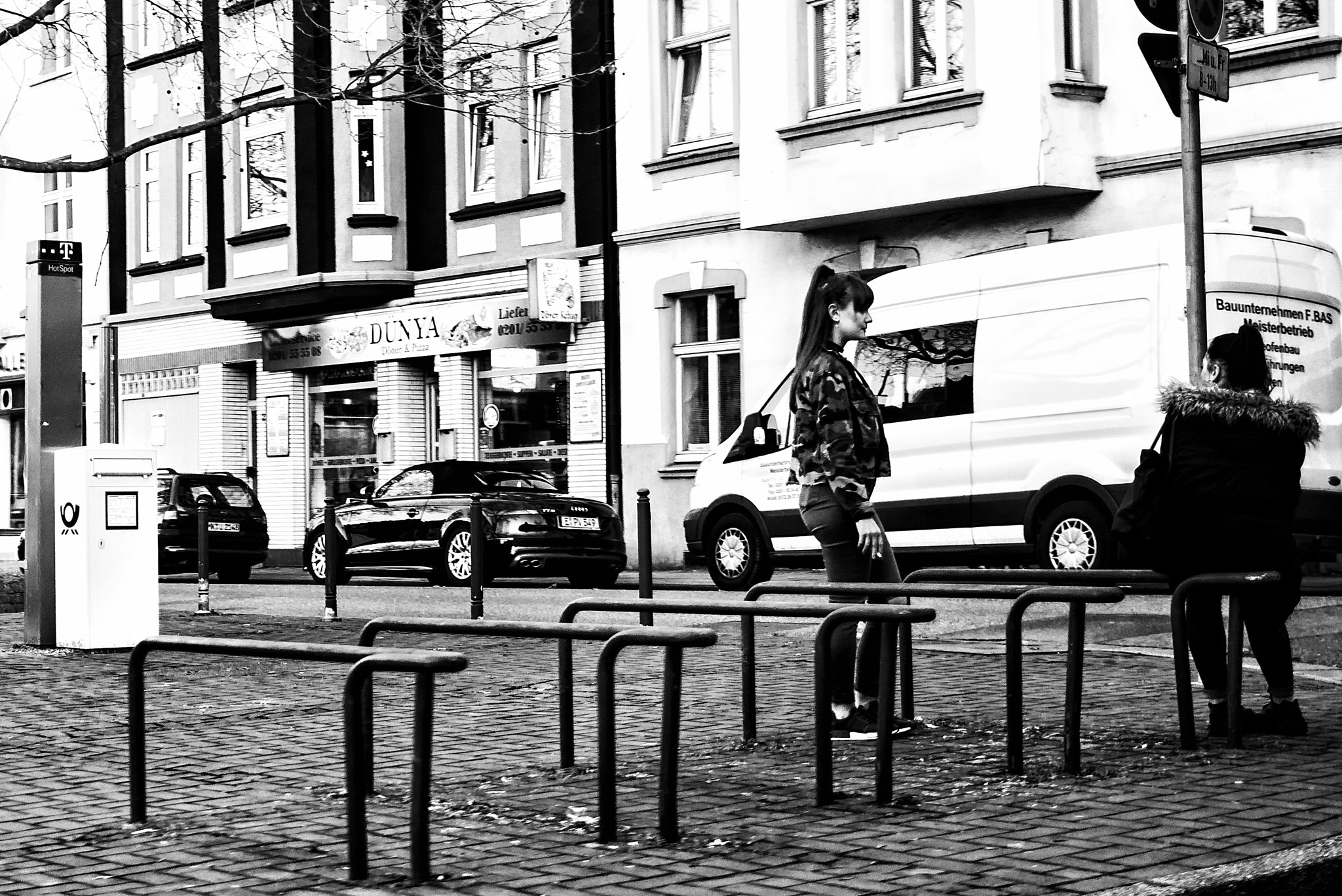 AF Zoom-Nikkor 28-105mm f/3.5-4.5D IF sample photo. Market place meeting photography