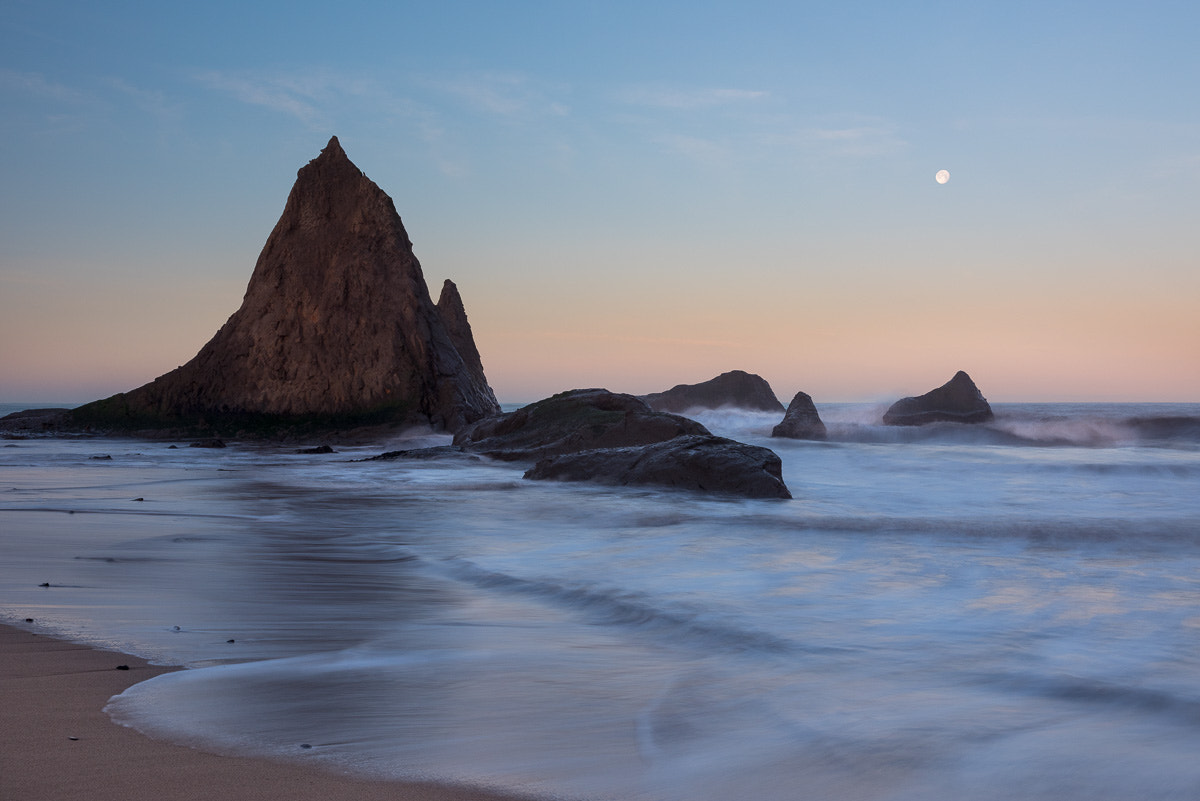 Nikon AF-S Nikkor 28-70mm F2.8 ED-IF sample photo. Moonset at martin's beach photography